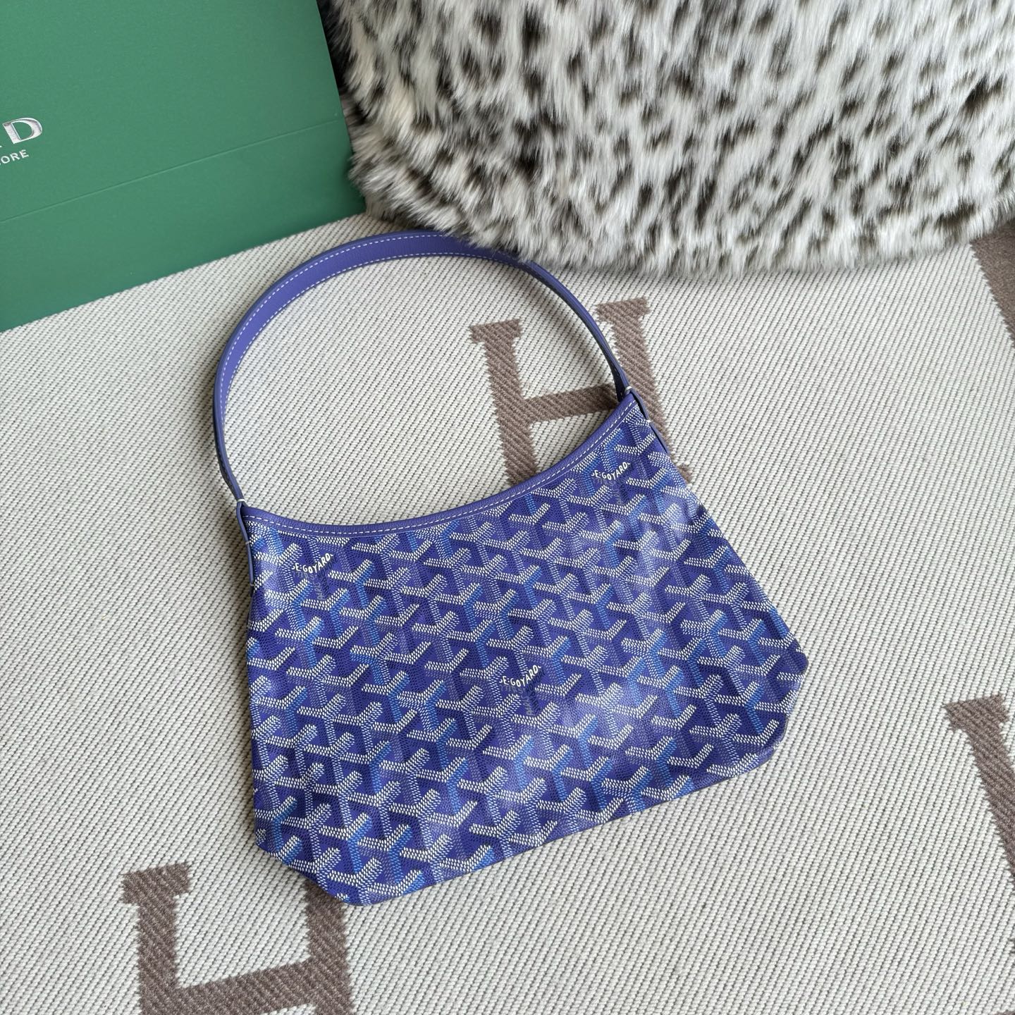 Goyard Goya counter latest version upgraded version new color 🤩 Hobo mini underarm bag mini glow new color The Hobo bag is the epitome of lightweight, flexible and secure, thanks to its zipper closure - Image 5
