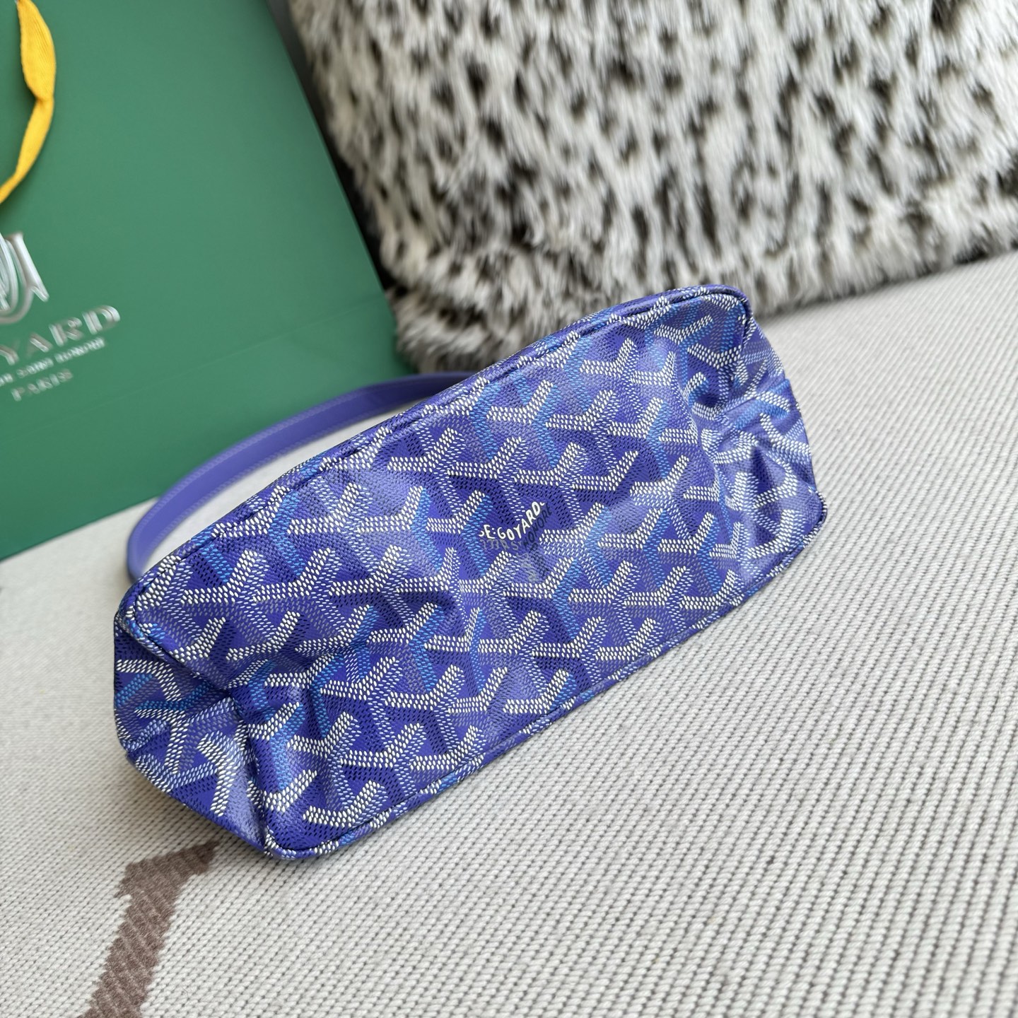 Goyard Goya counter latest version upgraded version new color 🤩 Hobo mini underarm bag mini glow new color The Hobo bag is the epitome of lightweight, flexible and secure, thanks to its zipper closure - Image 6