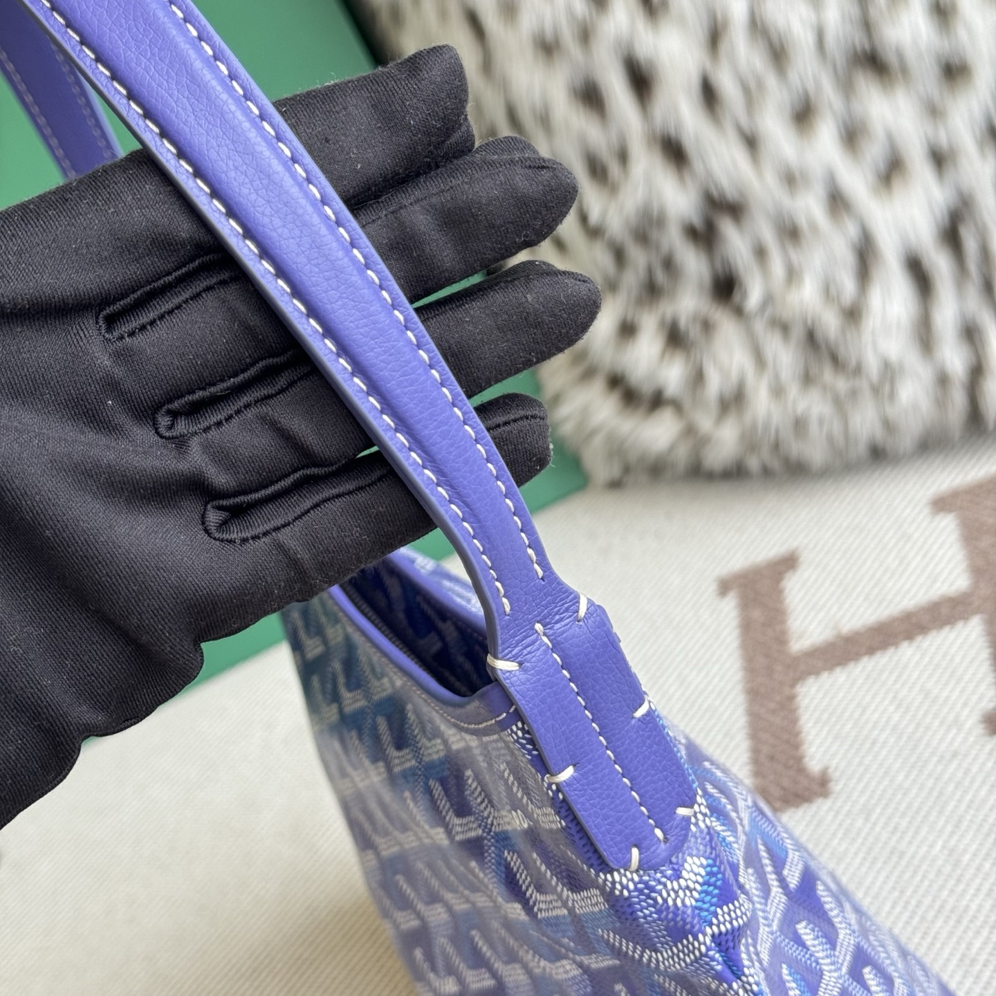 Goyard Goya counter latest version upgraded version new color 🤩 Hobo mini underarm bag mini glow new color The Hobo bag is the epitome of lightweight, flexible and secure, thanks to its zipper closure - Image 7