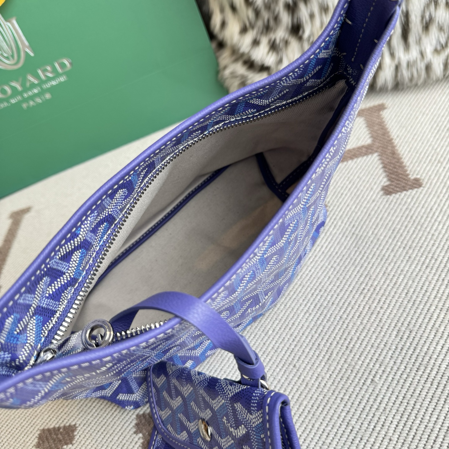 Goyard Goya counter latest version upgraded version new color 🤩 Hobo mini underarm bag mini glow new color The Hobo bag is the epitome of lightweight, flexible and secure, thanks to its zipper closure - Image 8