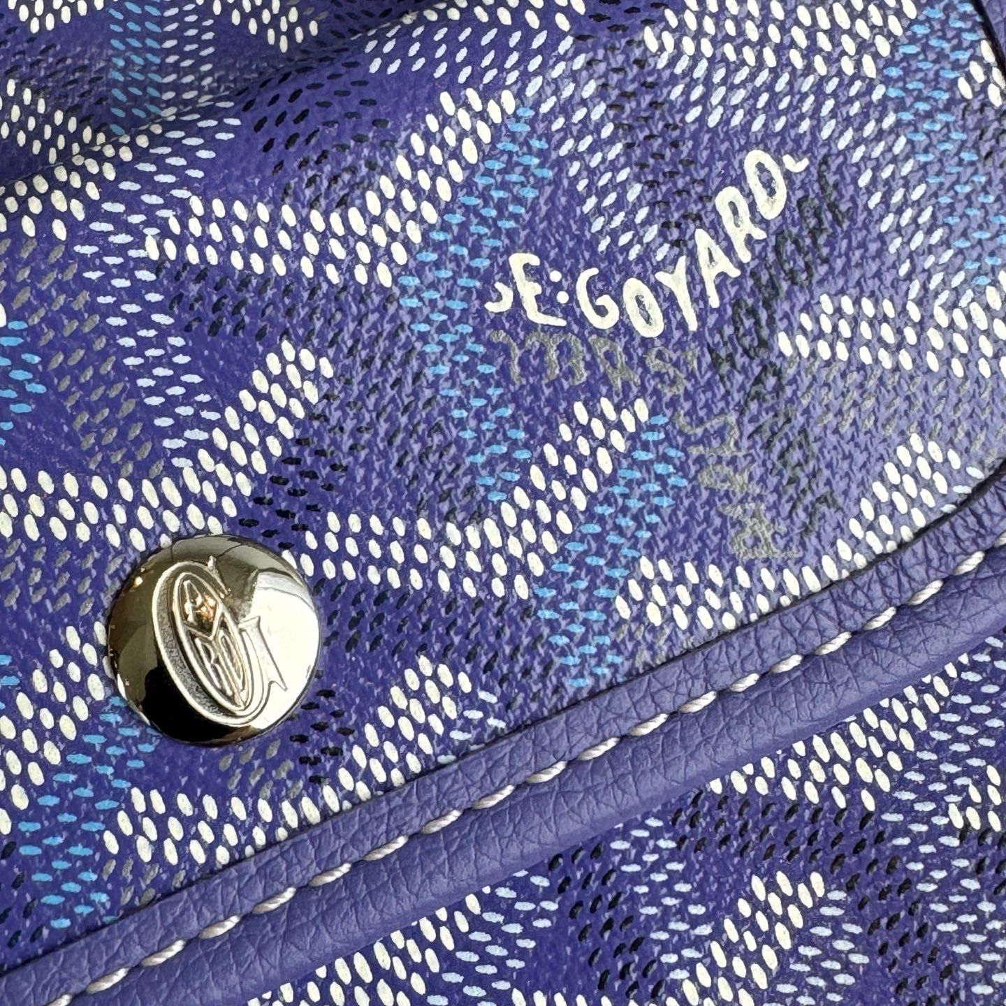 Goyard Goya counter latest version upgraded version new color 🤩 Hobo mini underarm bag mini glow new color The Hobo bag is the epitome of lightweight, flexible and secure, thanks to its zipper closure - Image 10