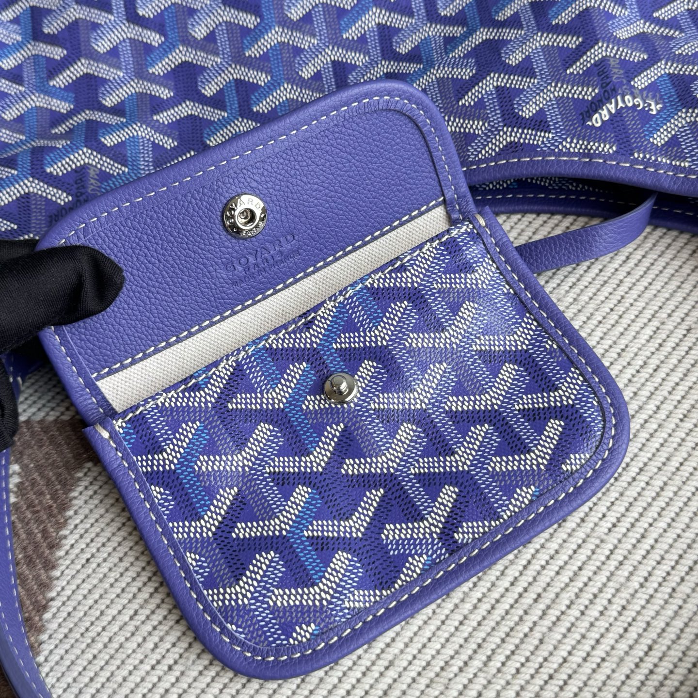 Goyard Goya counter latest version upgraded version new color 🤩 Hobo mini underarm bag mini glow new color The Hobo bag is the epitome of lightweight, flexible and secure, thanks to its zipper closure - Image 12