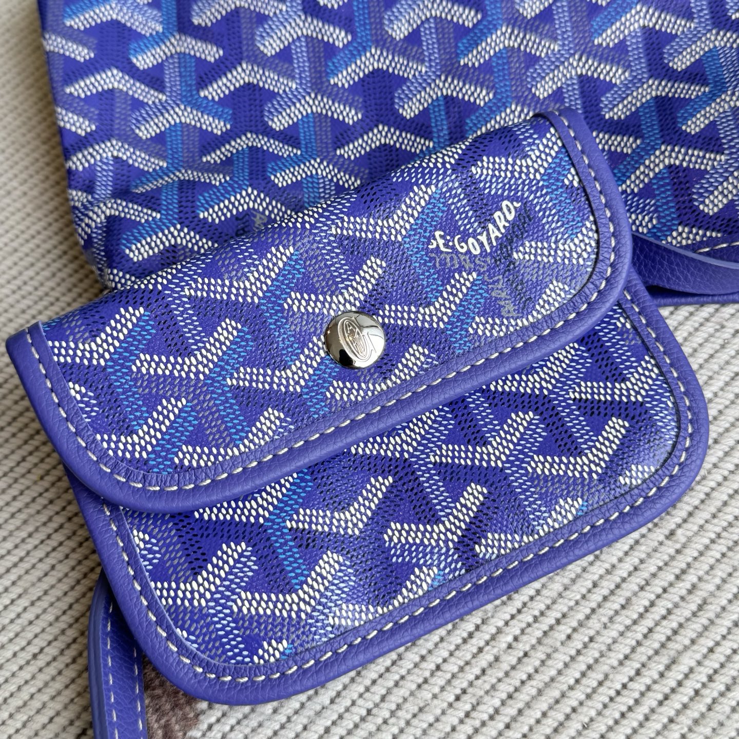 Goyard Goya counter latest version upgraded version new color 🤩 Hobo mini underarm bag mini glow new color The Hobo bag is the epitome of lightweight, flexible and secure, thanks to its zipper closure - Image 9