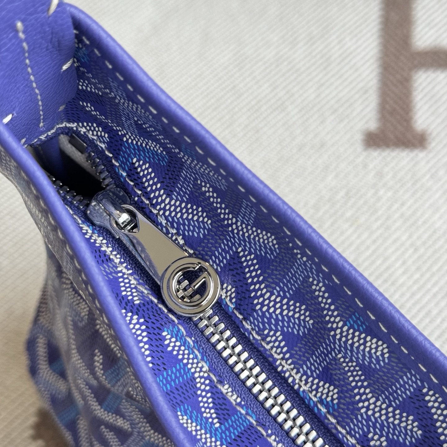 Goyard Goya counter latest version upgraded version new color 🤩 Hobo mini underarm bag mini glow new color The Hobo bag is the epitome of lightweight, flexible and secure, thanks to its zipper closure - Image 15