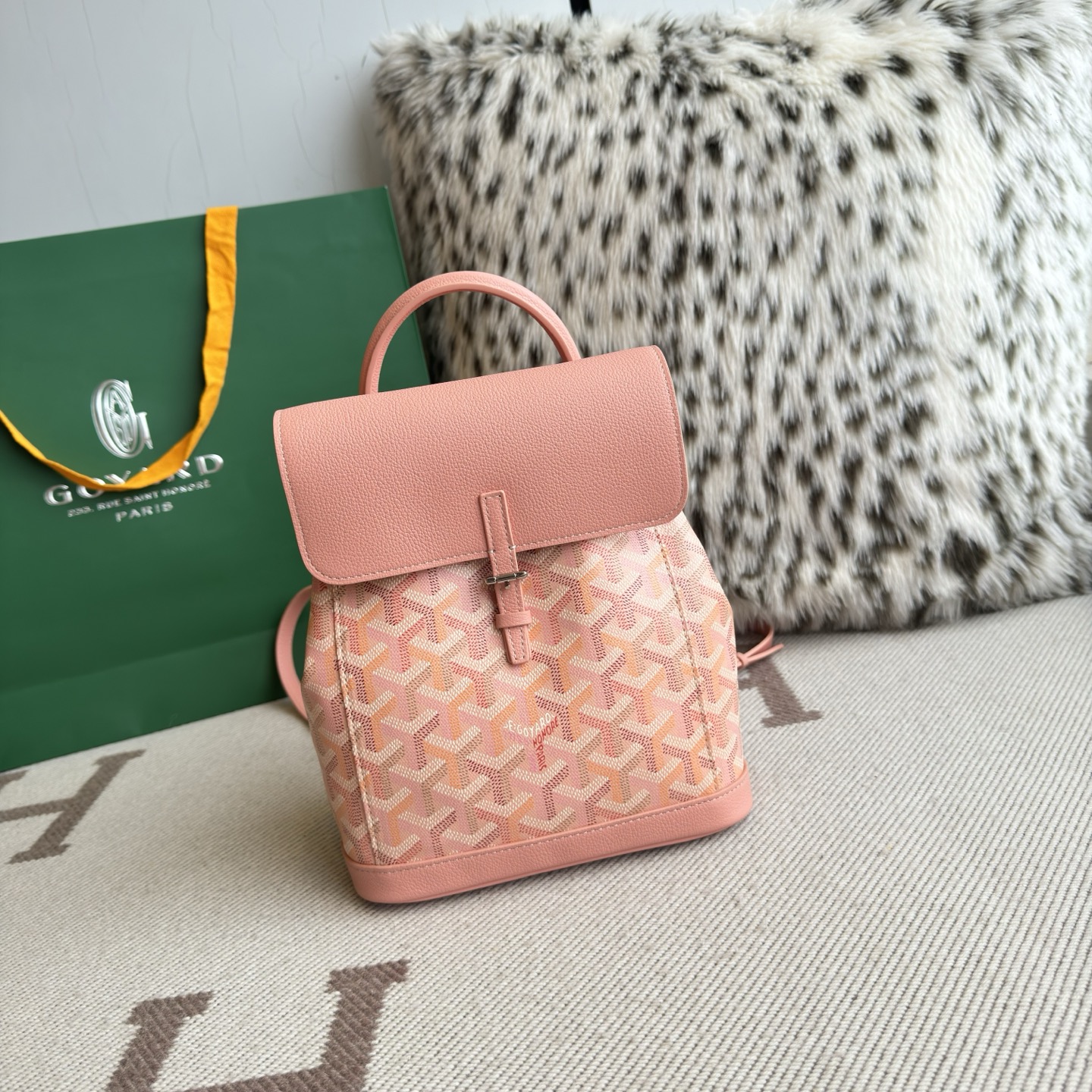 Real shot video of Four Seasons Colorful Series Polar Blue ~ Goyard Goya counter latest version upgraded version new color 🤩Goyard Alpin Backpack Mini Size: 19X9.5X23cm~ Style number 8035 I really recommend this alpin backpack~ In addition to the basic color, it now comes in four limited colors✨A variety of carrying methods can be carried on the shoulders, cross-body, or under the armpit