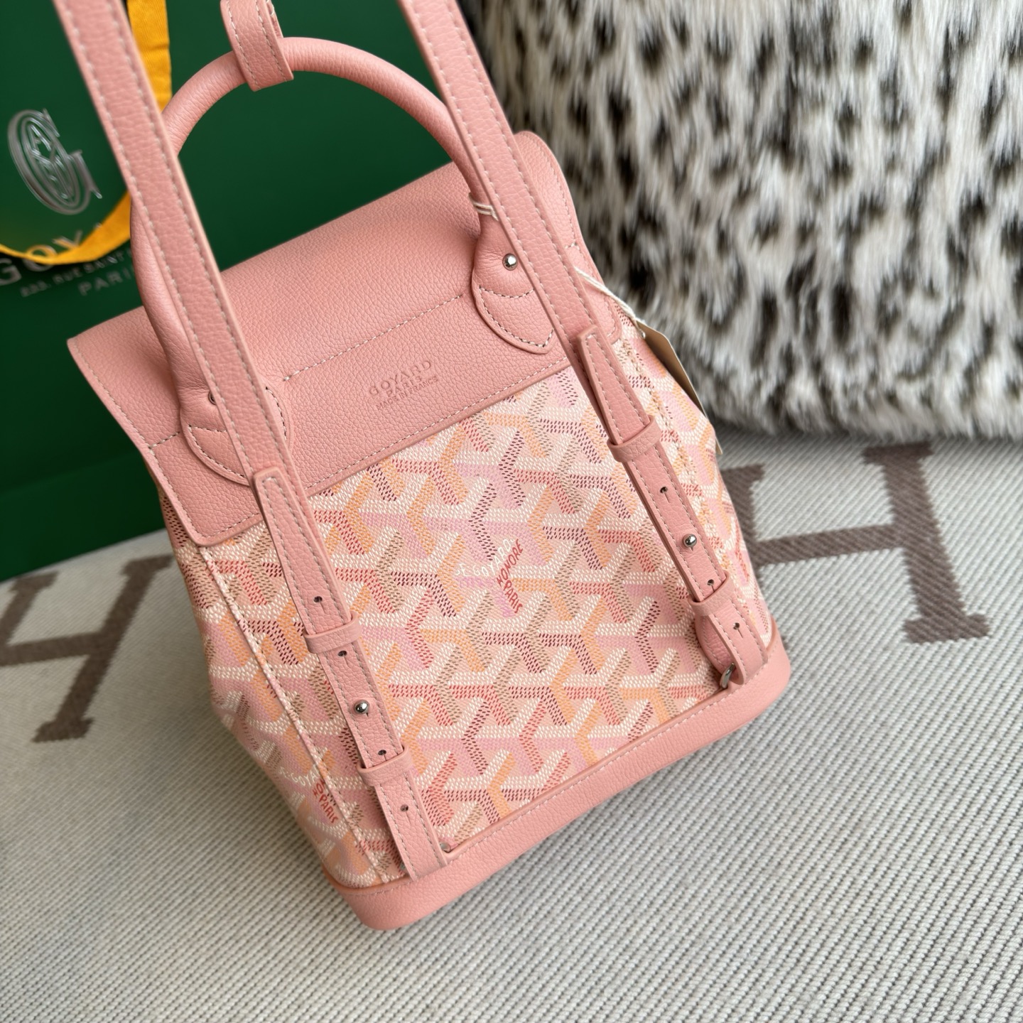 Real shot video of Four Seasons Colorful Series Polar Blue ~ Goyard Goya counter latest version upgraded version new color 🤩Goyard Alpin Backpack Mini Size: 19X9.5X23cm~ Style number 8035 I really recommend this alpin backpack~ In addition to the basic color, it now comes in four limited colors✨A variety of carrying methods can be carried on the shoulders, cross-body, or under the armpit - Image 7