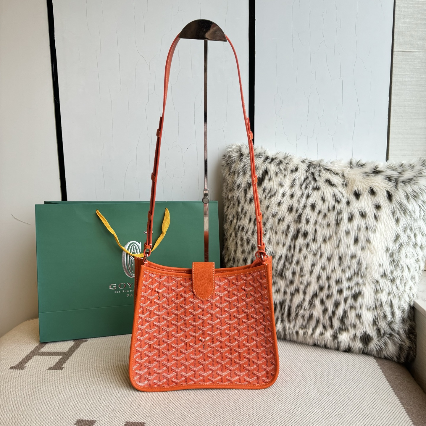 Goyard Goya MUSETTE crossbody bag It's both elegant and effortless, with a crisp silhouette, lightweight texture and ample capacity