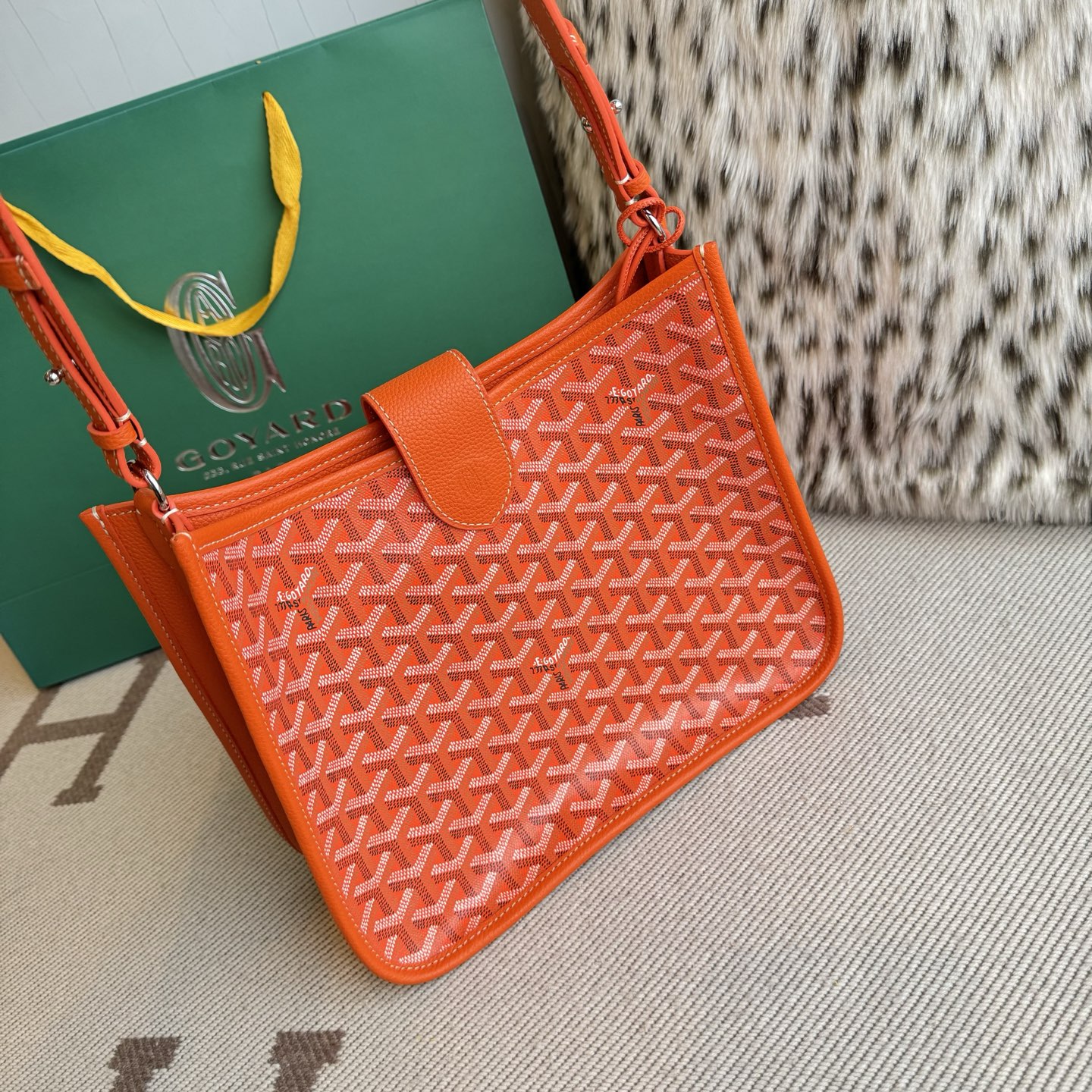 Goyard Goya MUSETTE crossbody bag It's both elegant and effortless, with a crisp silhouette, lightweight texture and ample capacity - Image 2