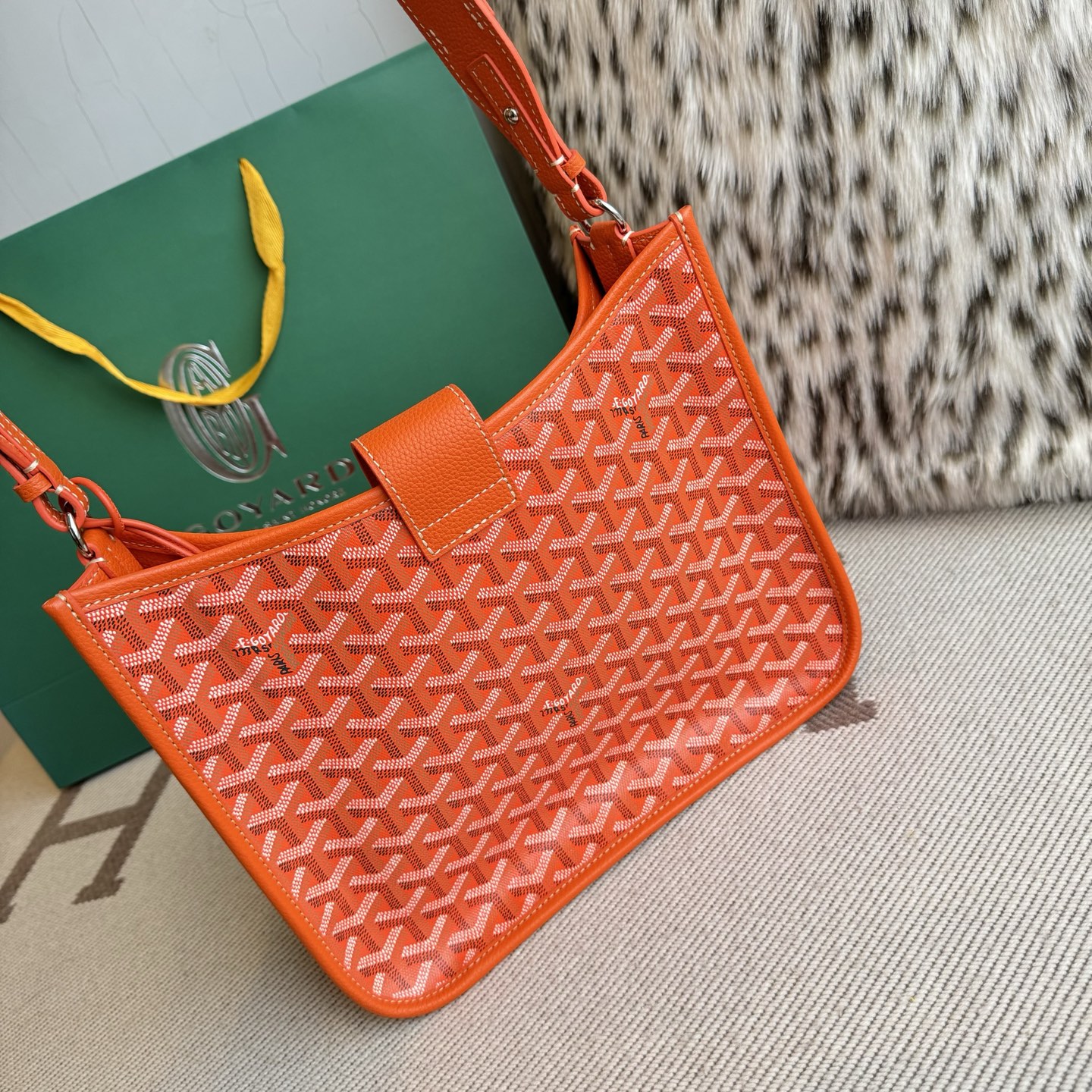 Goyard Goya MUSETTE crossbody bag It's both elegant and effortless, with a crisp silhouette, lightweight texture and ample capacity - Image 3