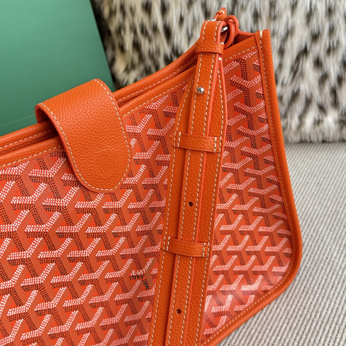 Goyard Goya MUSETTE crossbody bag It's both elegant and effortless, with a crisp silhouette, lightweight texture and ample capacity - Image 7