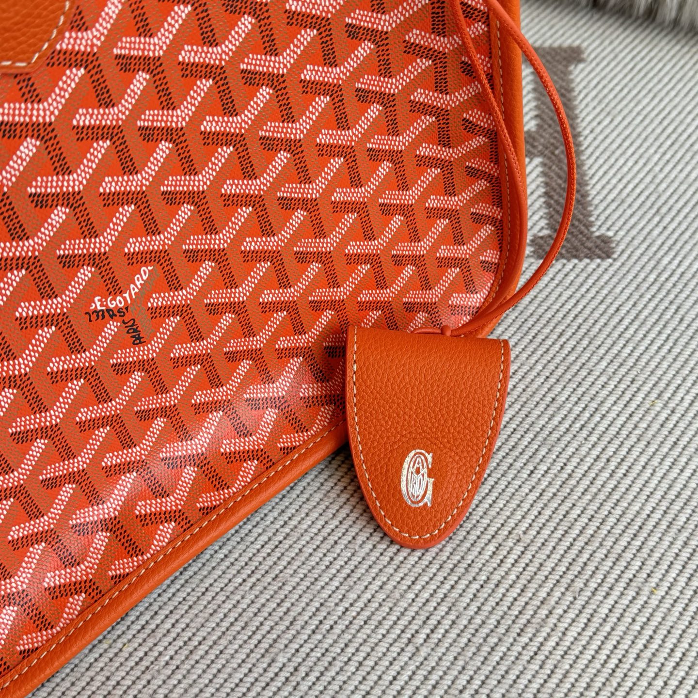 Goyard Goya MUSETTE crossbody bag It's both elegant and effortless, with a crisp silhouette, lightweight texture and ample capacity - Image 8