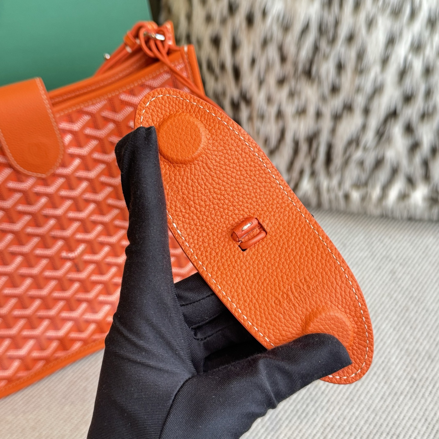Goyard Goya MUSETTE crossbody bag It's both elegant and effortless, with a crisp silhouette, lightweight texture and ample capacity - Image 9