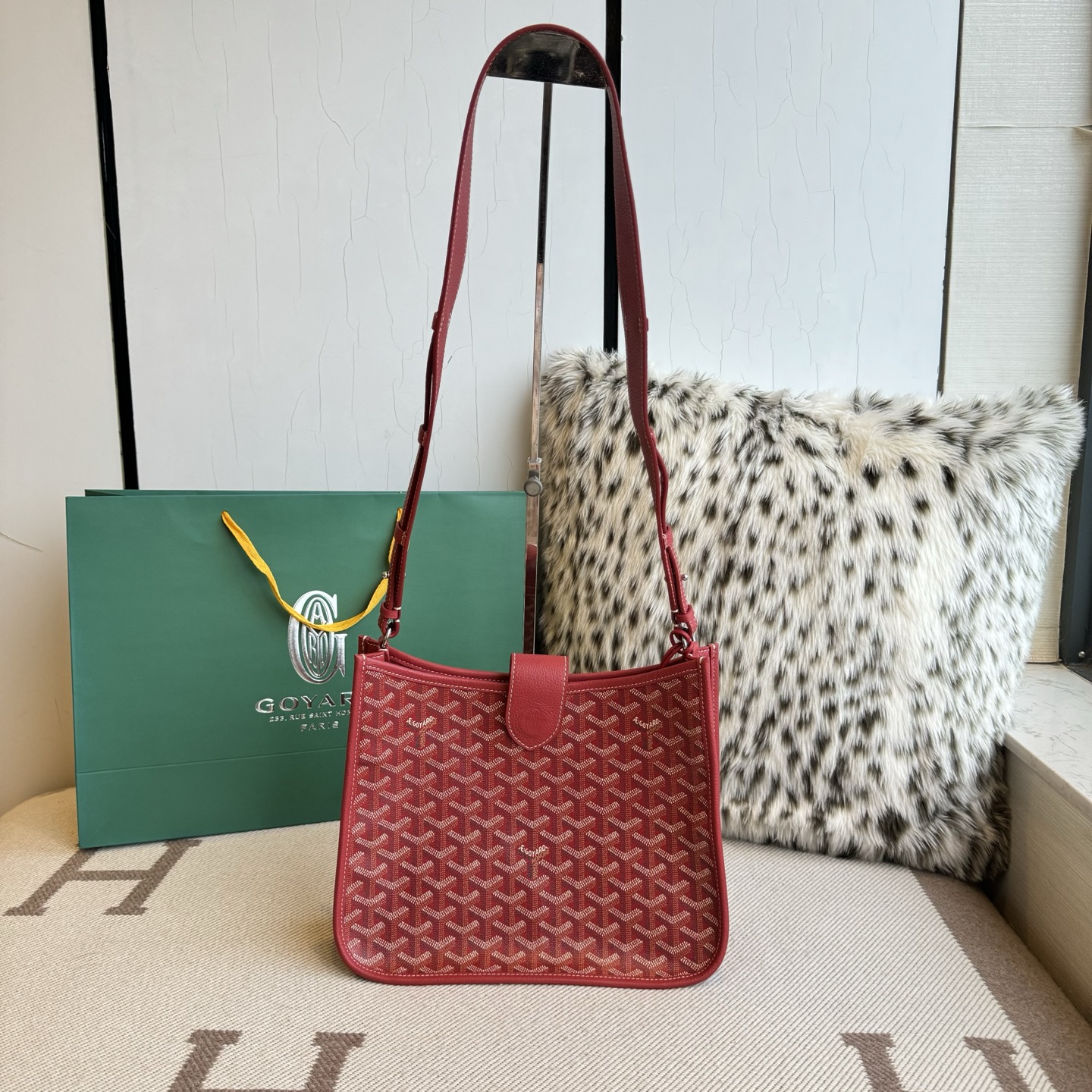 Goyard Goya MUSETTE crossbody bag It's both elegant and effortless, with a crisp silhouette, lightweight texture and ample capacity