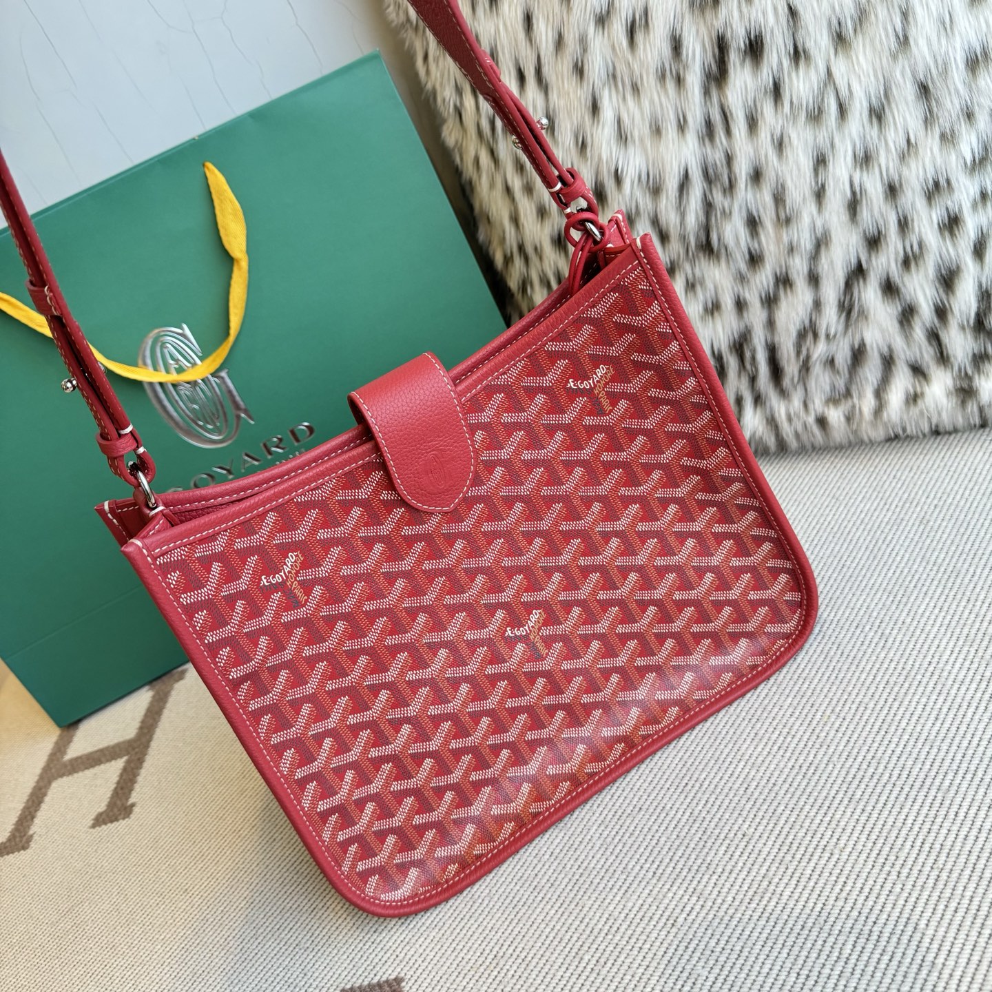 Goyard Goya MUSETTE crossbody bag It's both elegant and effortless, with a crisp silhouette, lightweight texture and ample capacity - Image 2