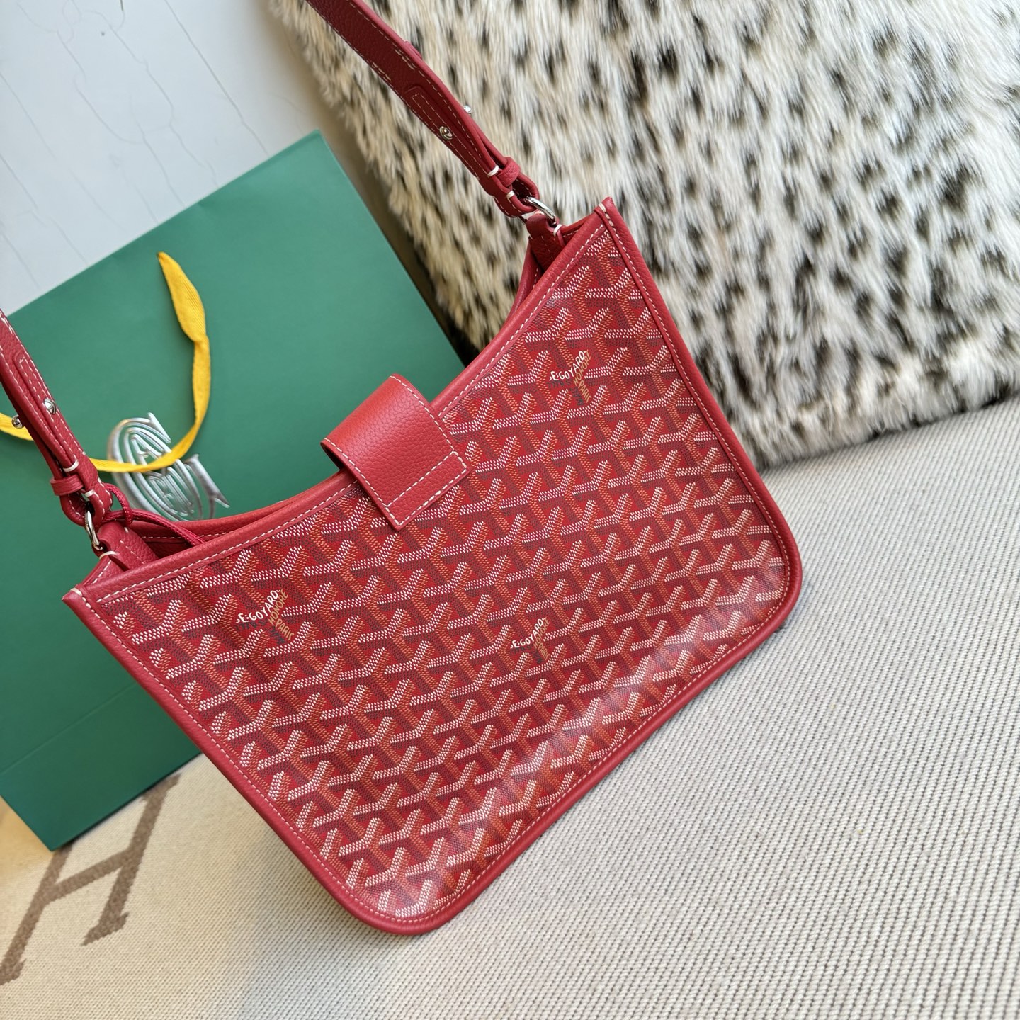 Goyard Goya MUSETTE crossbody bag It's both elegant and effortless, with a crisp silhouette, lightweight texture and ample capacity - Image 3