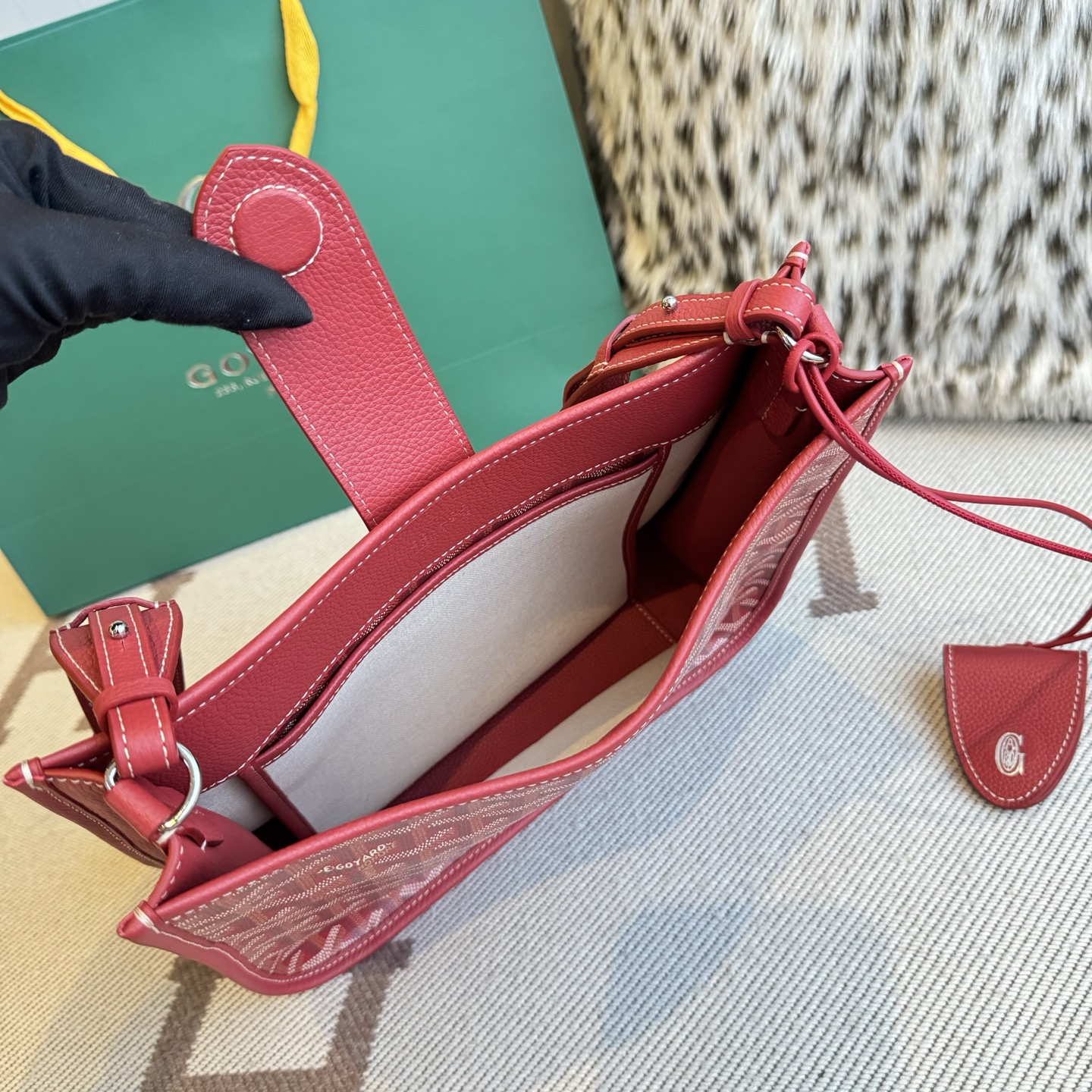 Goyard Goya MUSETTE crossbody bag It's both elegant and effortless, with a crisp silhouette, lightweight texture and ample capacity - Image 6