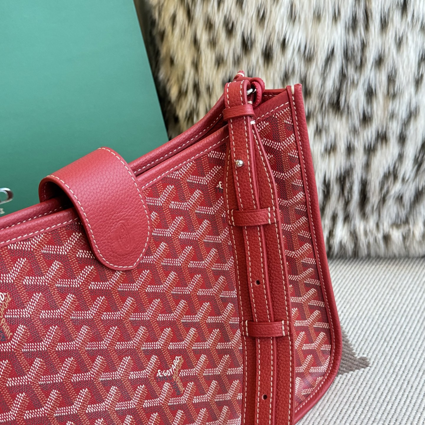 Goyard Goya MUSETTE crossbody bag It's both elegant and effortless, with a crisp silhouette, lightweight texture and ample capacity - Image 7