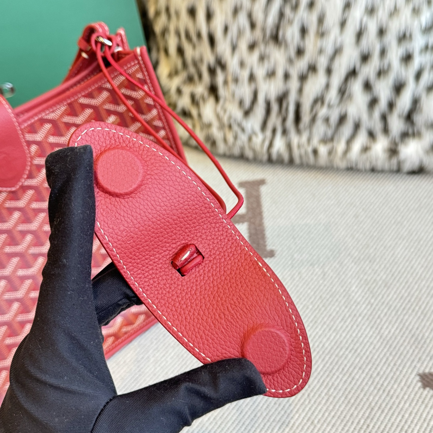 Goyard Goya MUSETTE crossbody bag It's both elegant and effortless, with a crisp silhouette, lightweight texture and ample capacity - Image 9