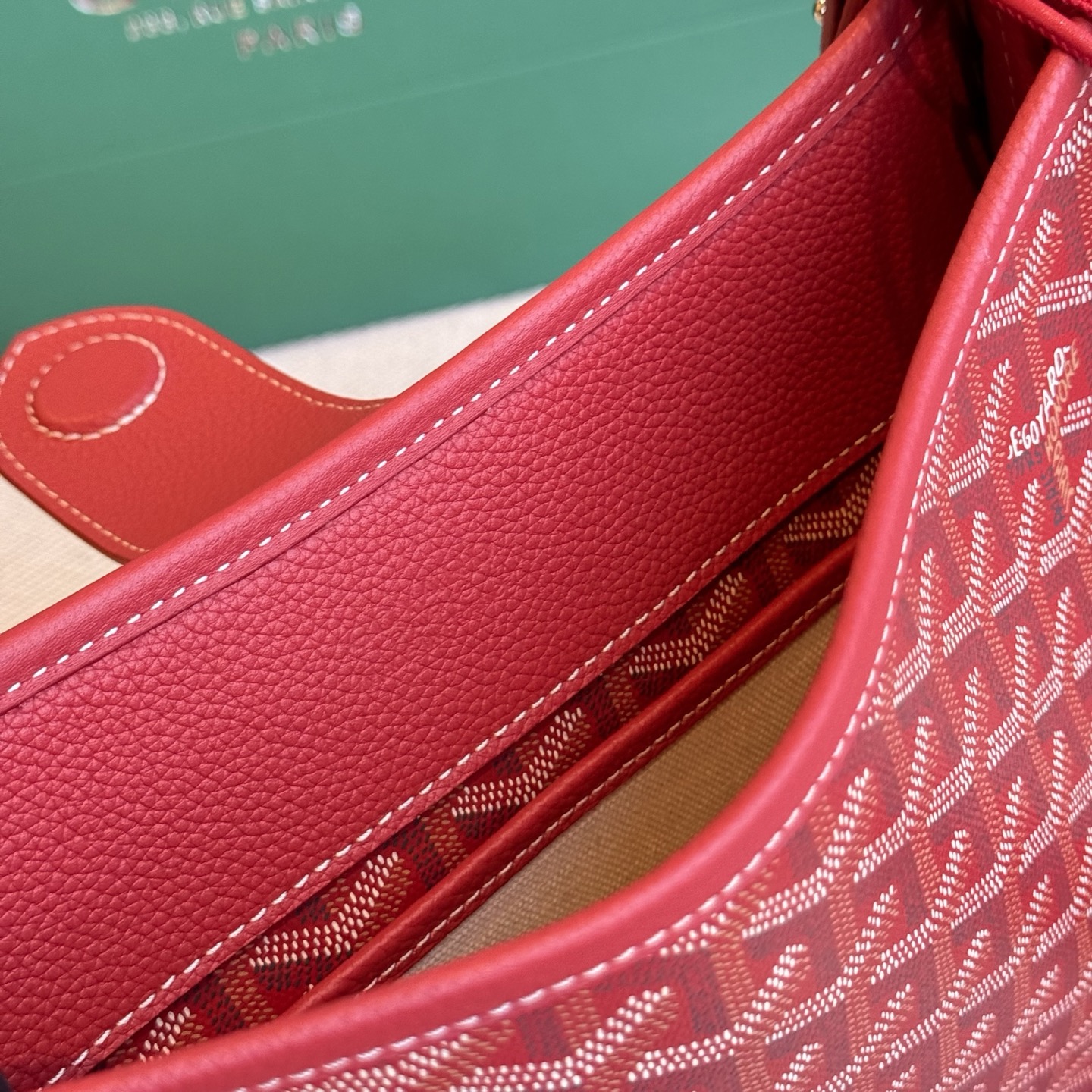 Goyard Goya MUSETTE crossbody bag It's both elegant and effortless, with a crisp silhouette, lightweight texture and ample capacity - Image 11