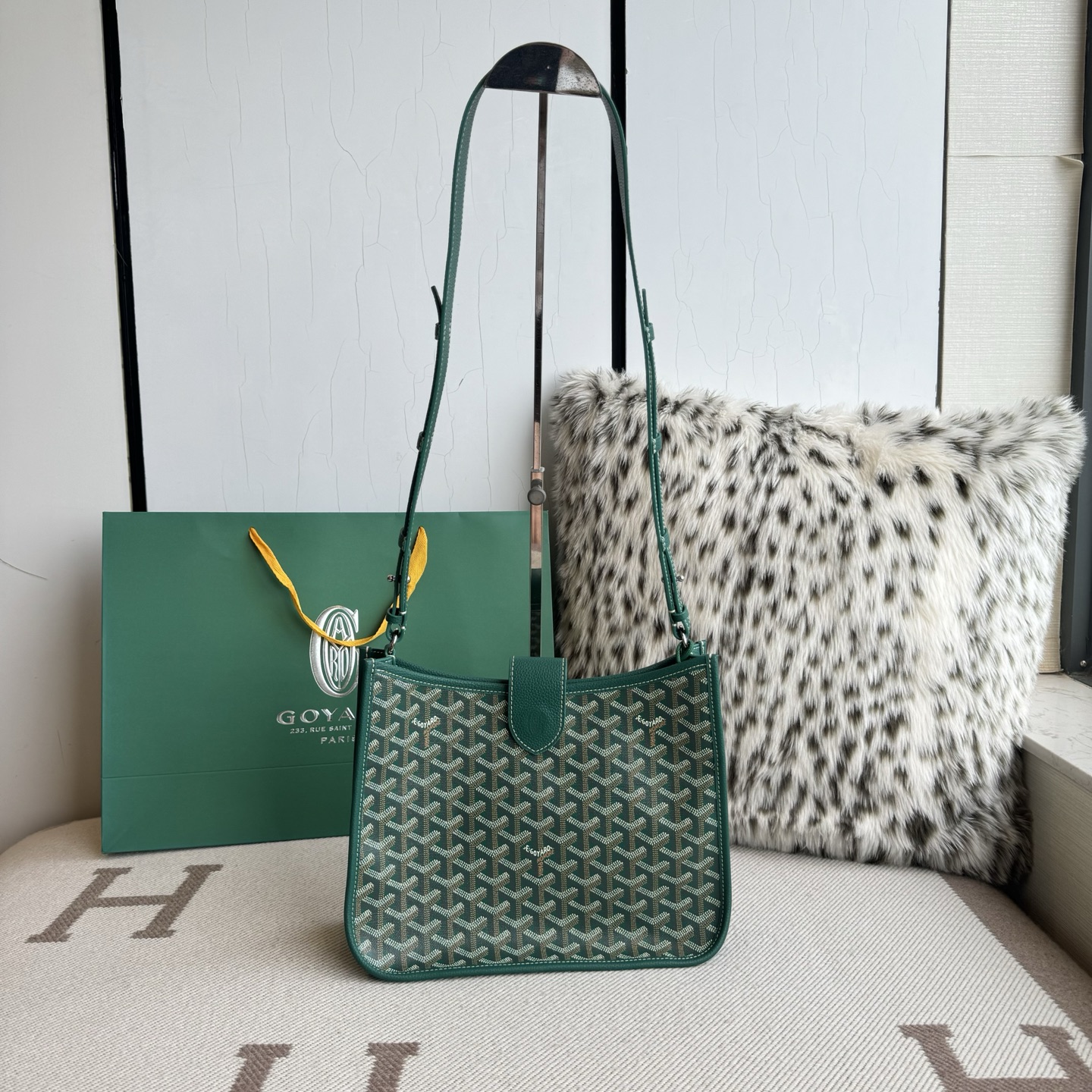 Goyard Goya MUSETTE crossbody bag It's both elegant and effortless, with a crisp silhouette, lightweight texture and ample capacity