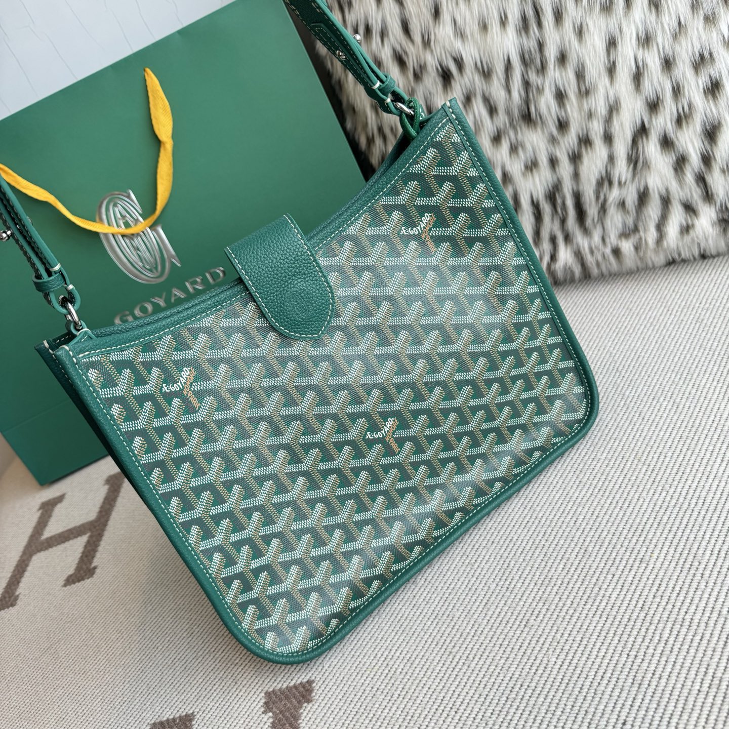 Goyard Goya MUSETTE crossbody bag It's both elegant and effortless, with a crisp silhouette, lightweight texture and ample capacity - Image 2