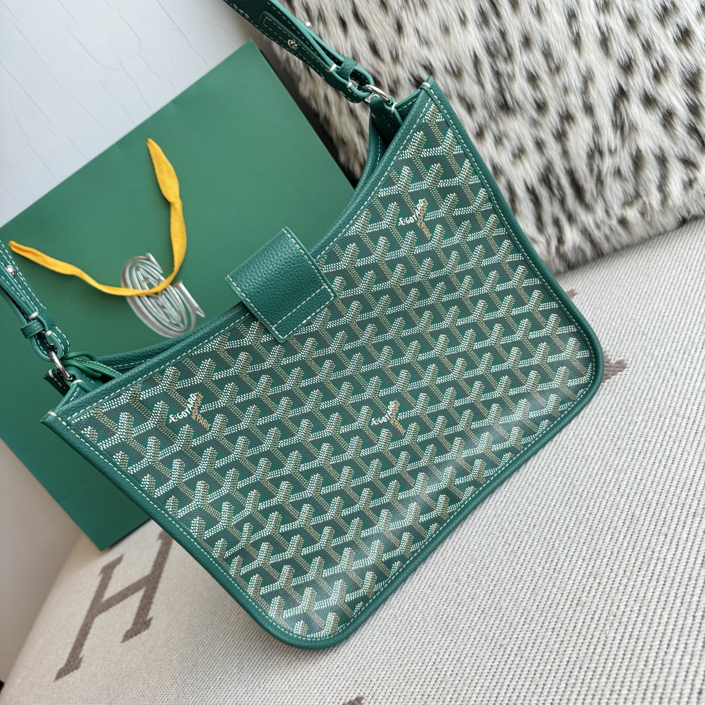 Goyard Goya MUSETTE crossbody bag It's both elegant and effortless, with a crisp silhouette, lightweight texture and ample capacity - Image 3