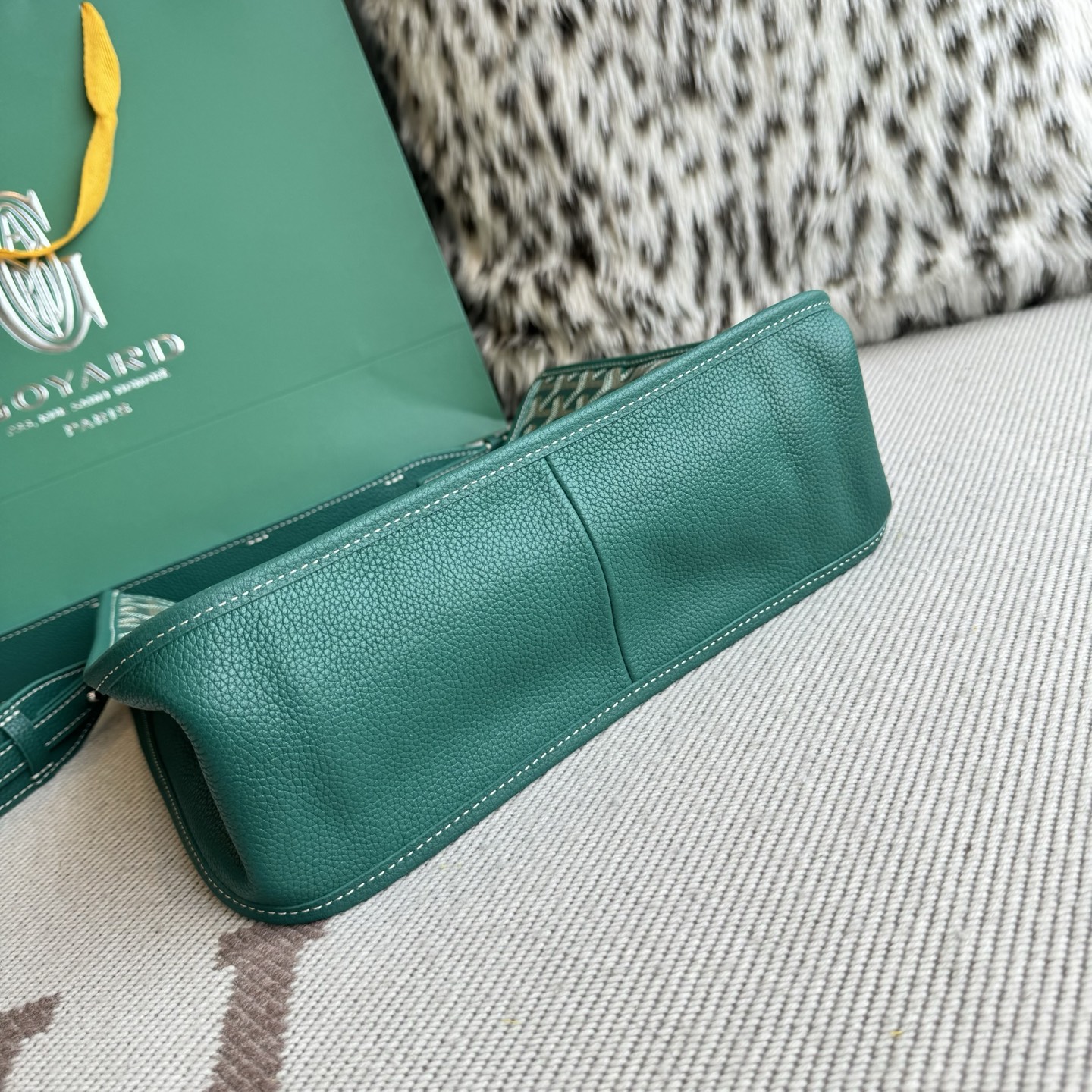 Goyard Goya MUSETTE crossbody bag It's both elegant and effortless, with a crisp silhouette, lightweight texture and ample capacity - Image 5