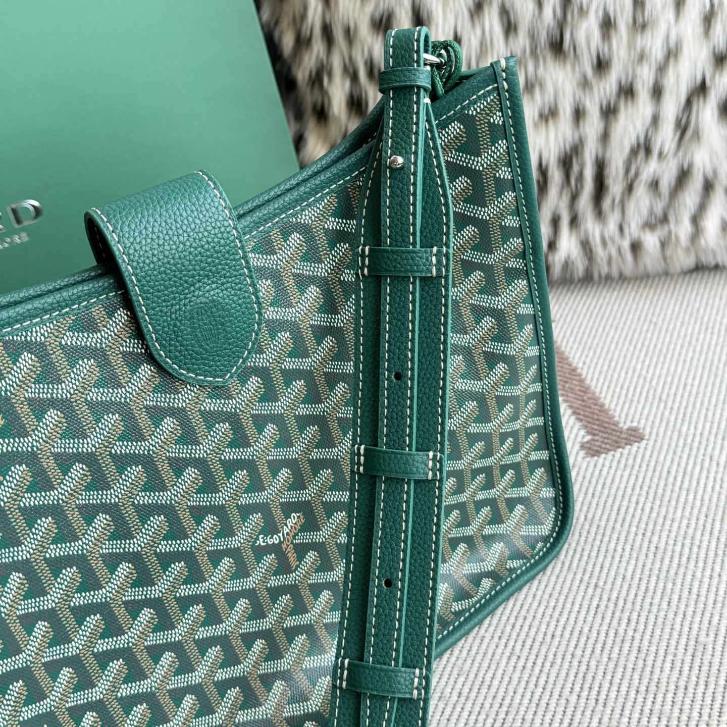Goyard Goya MUSETTE crossbody bag It's both elegant and effortless, with a crisp silhouette, lightweight texture and ample capacity - Image 7
