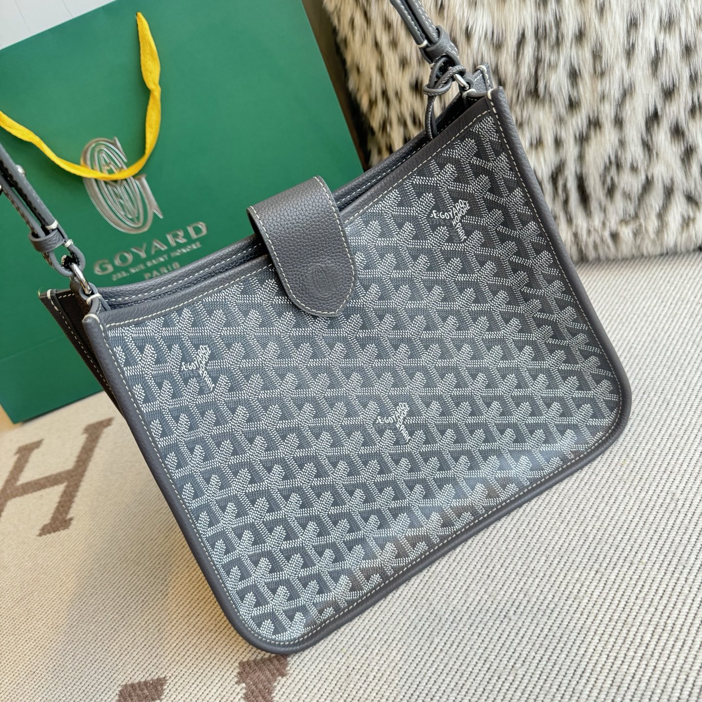 Goyard Goya MUSETTE crossbody bag It's both elegant and effortless, with a crisp silhouette, lightweight texture and ample capacity - Image 2