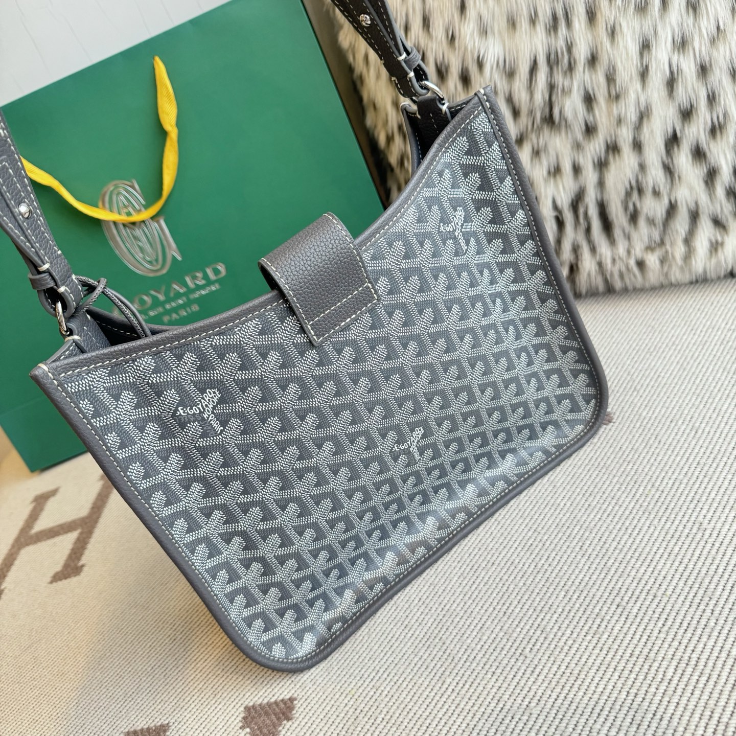 Goyard Goya MUSETTE crossbody bag It's both elegant and effortless, with a crisp silhouette, lightweight texture and ample capacity - Image 3