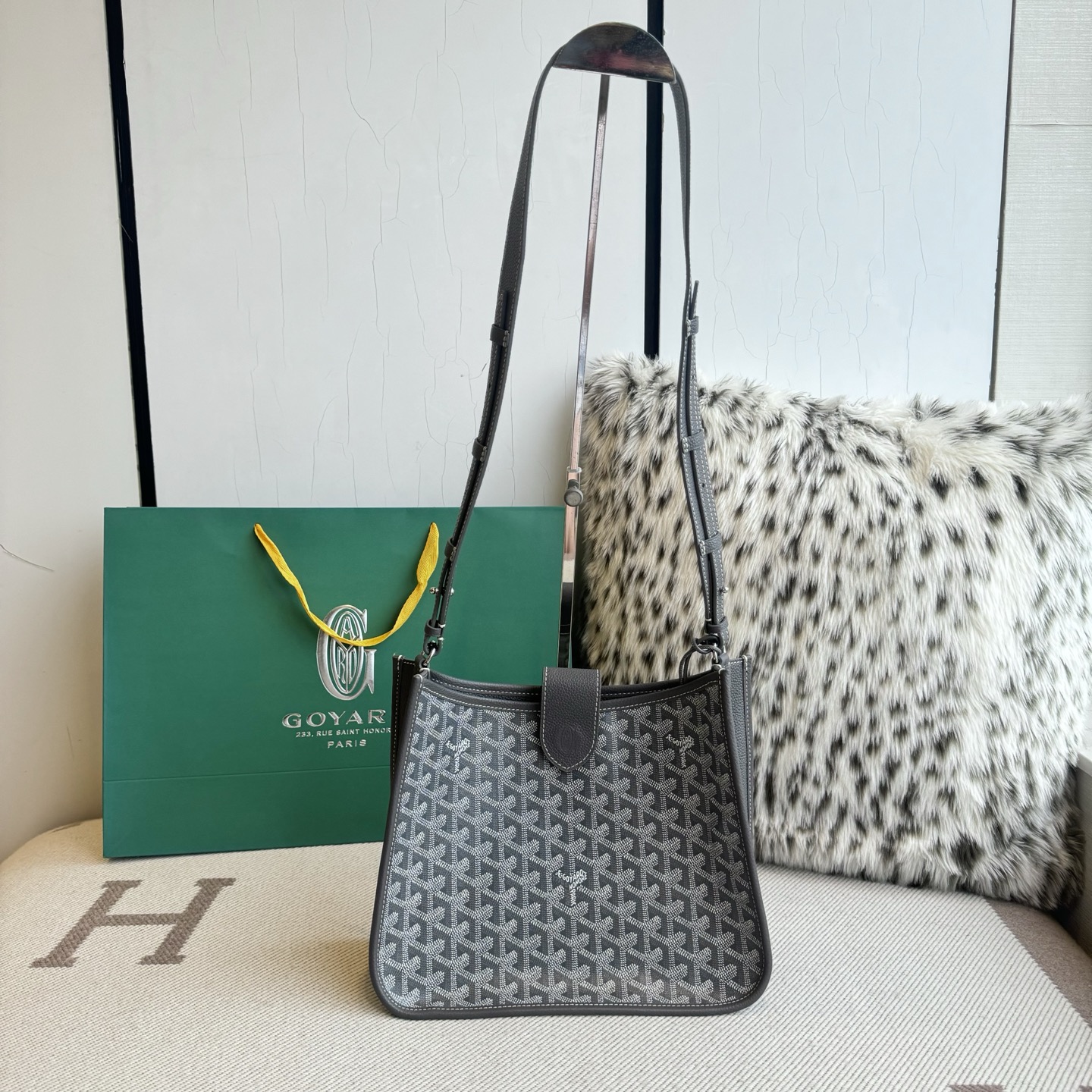 Goyard Goya MUSETTE crossbody bag It's both elegant and effortless, with a crisp silhouette, lightweight texture and ample capacity