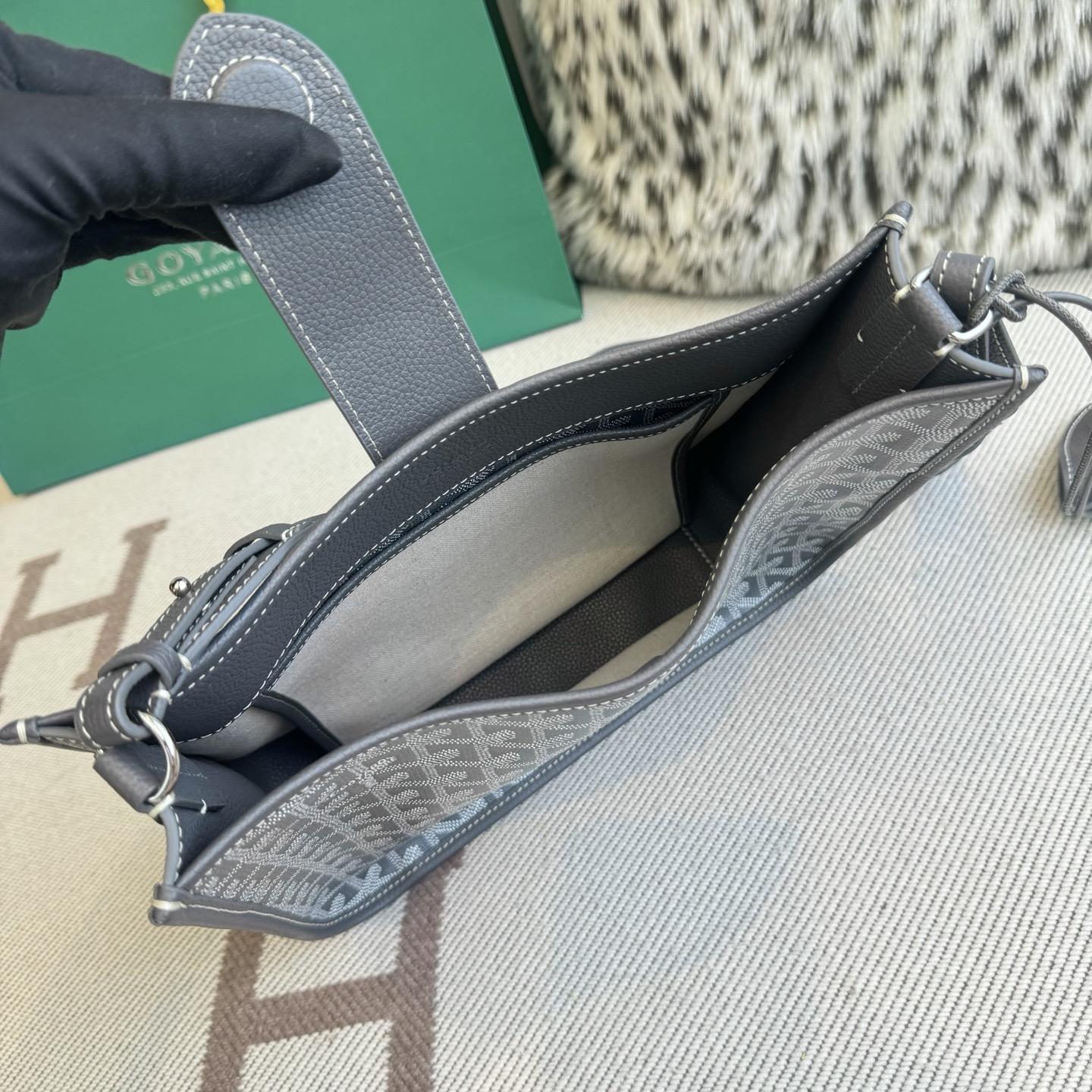 Goyard Goya MUSETTE crossbody bag It's both elegant and effortless, with a crisp silhouette, lightweight texture and ample capacity - Image 6