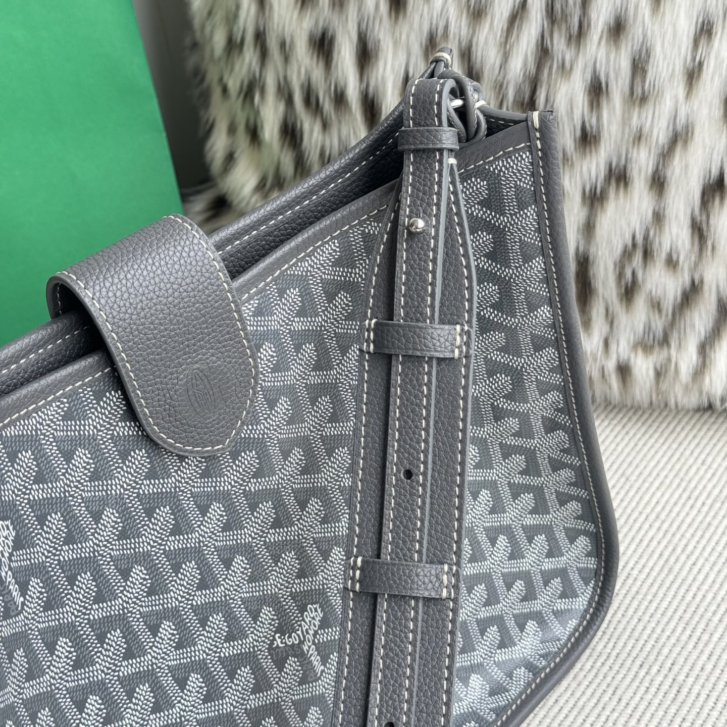 Goyard Goya MUSETTE crossbody bag It's both elegant and effortless, with a crisp silhouette, lightweight texture and ample capacity - Image 7