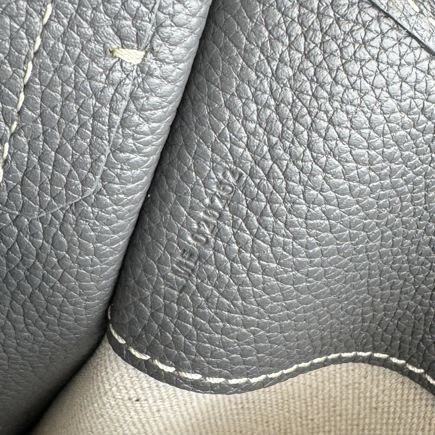 Goyard Goya MUSETTE crossbody bag It's both elegant and effortless, with a crisp silhouette, lightweight texture and ample capacity - Image 13
