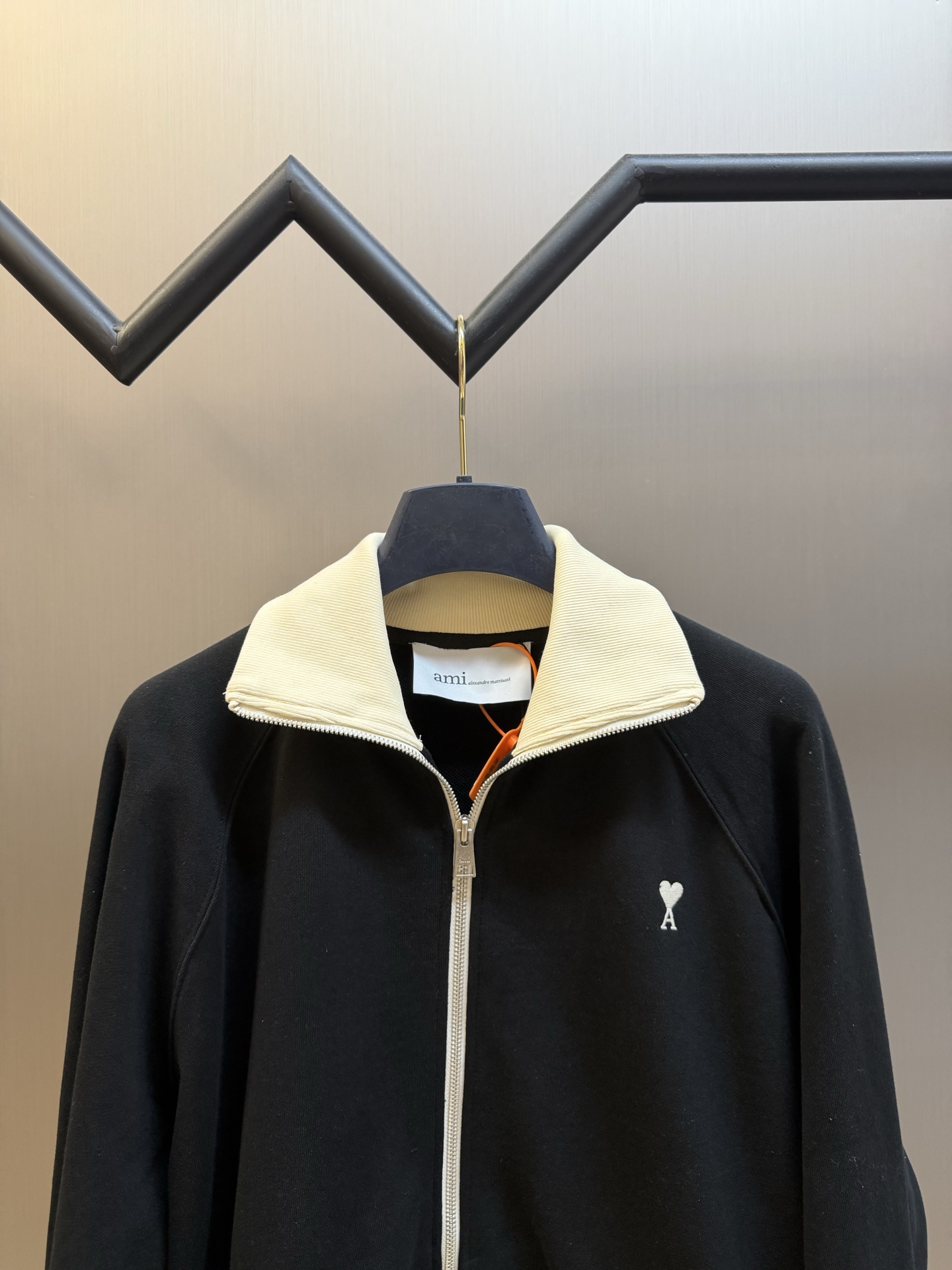 Ami love embroidered zipper jacket Custom-made rippled light cotton cotton circle weft, obsidian black covers the body, cream beige ribbing outlines the collar and cuffs, contrasting color layers are subtle and restrained, spreading the restrained aesthetics unique to French quiet luxury, the heart logo is exquisitely embroidered on the chest, and the letters are embroidered on the back of the garment - Image 2