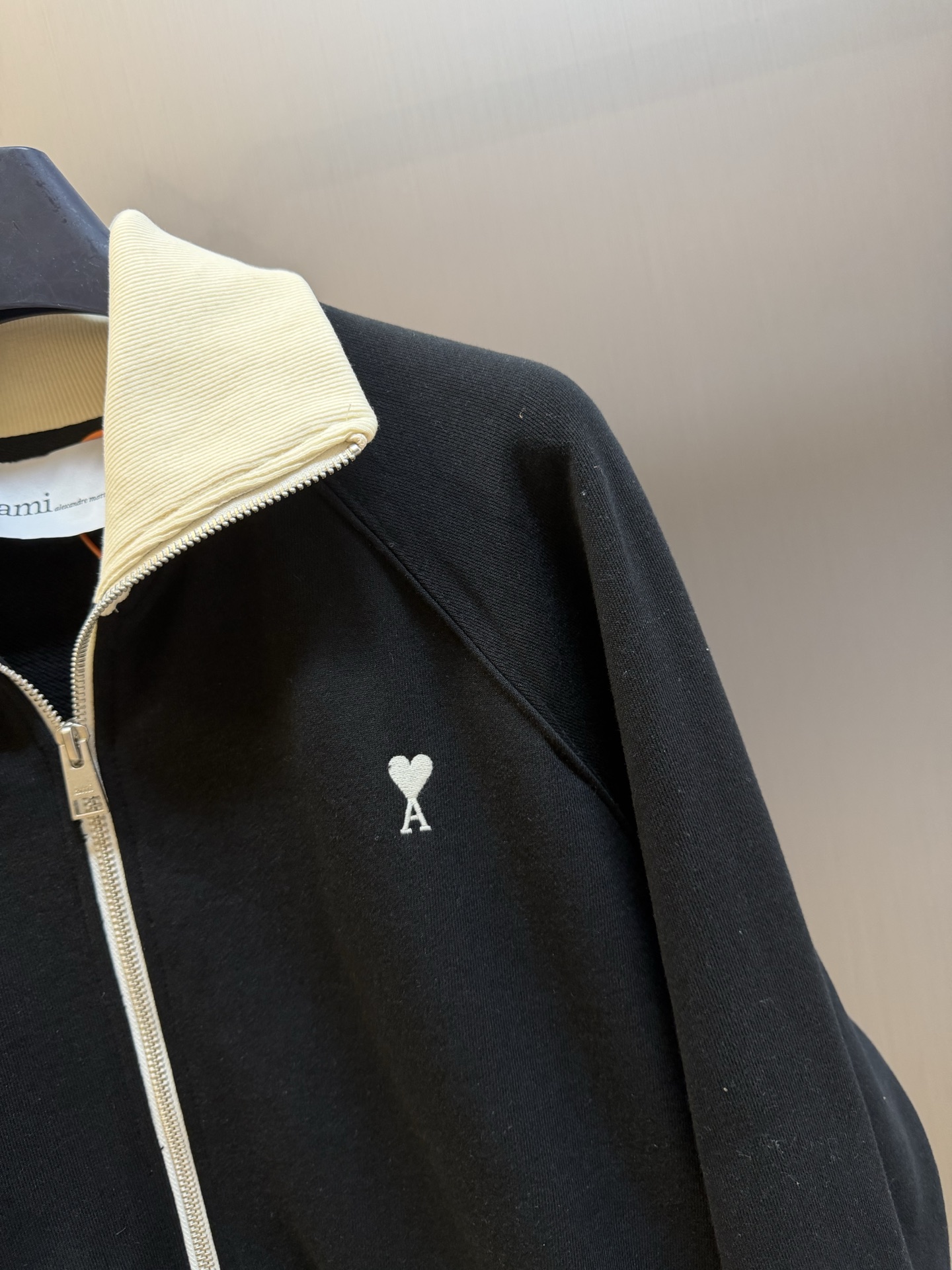 Ami love embroidered zipper jacket Custom-made rippled light cotton cotton circle weft, obsidian black covers the body, cream beige ribbing outlines the collar and cuffs, contrasting color layers are subtle and restrained, spreading the restrained aesthetics unique to French quiet luxury, the heart logo is exquisitely embroidered on the chest, and the letters are embroidered on the back of the garment - Image 3