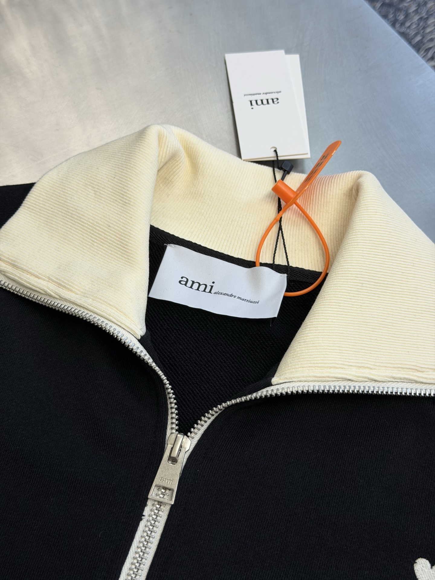 Ami love embroidered zipper jacket Custom-made rippled light cotton cotton circle weft, obsidian black covers the body, cream beige ribbing outlines the collar and cuffs, contrasting color layers are subtle and restrained, spreading the restrained aesthetics unique to French quiet luxury, the heart logo is exquisitely embroidered on the chest, and the letters are embroidered on the back of the garment - Image 5