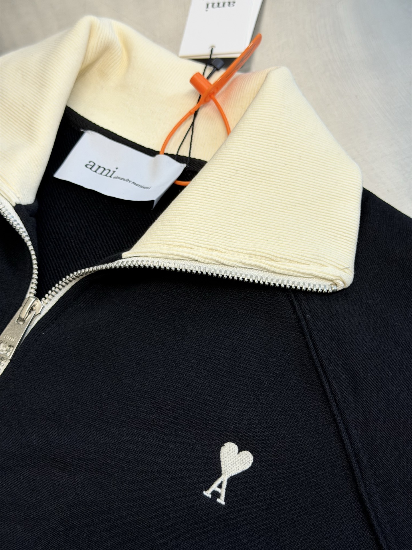 Ami love embroidered zipper jacket Custom-made rippled light cotton cotton circle weft, obsidian black covers the body, cream beige ribbing outlines the collar and cuffs, contrasting color layers are subtle and restrained, spreading the restrained aesthetics unique to French quiet luxury, the heart logo is exquisitely embroidered on the chest, and the letters are embroidered on the back of the garment - Image 6