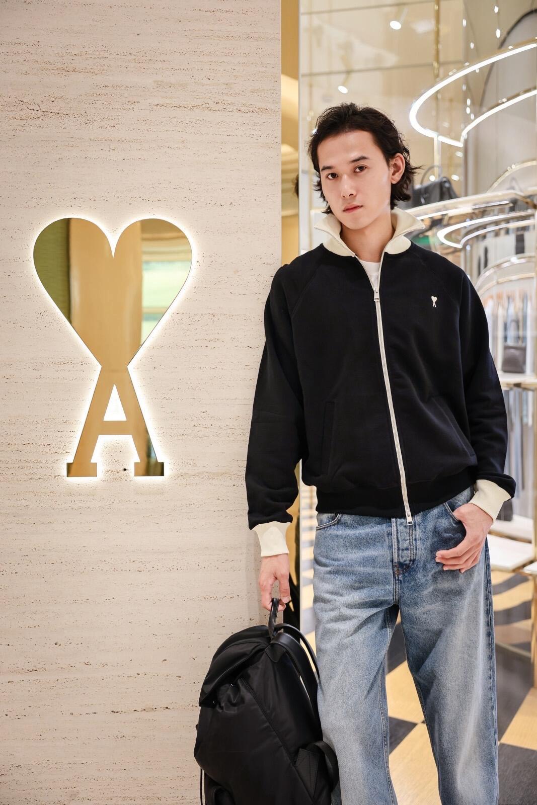 Ami love embroidered zipper jacket Custom-made rippled light cotton cotton circle weft, obsidian black covers the body, cream beige ribbing outlines the collar and cuffs, contrasting color layers are subtle and restrained, spreading the restrained aesthetics unique to French quiet luxury, the heart logo is exquisitely embroidered on the chest, and the letters are embroidered on the back of the garment - Image 17
