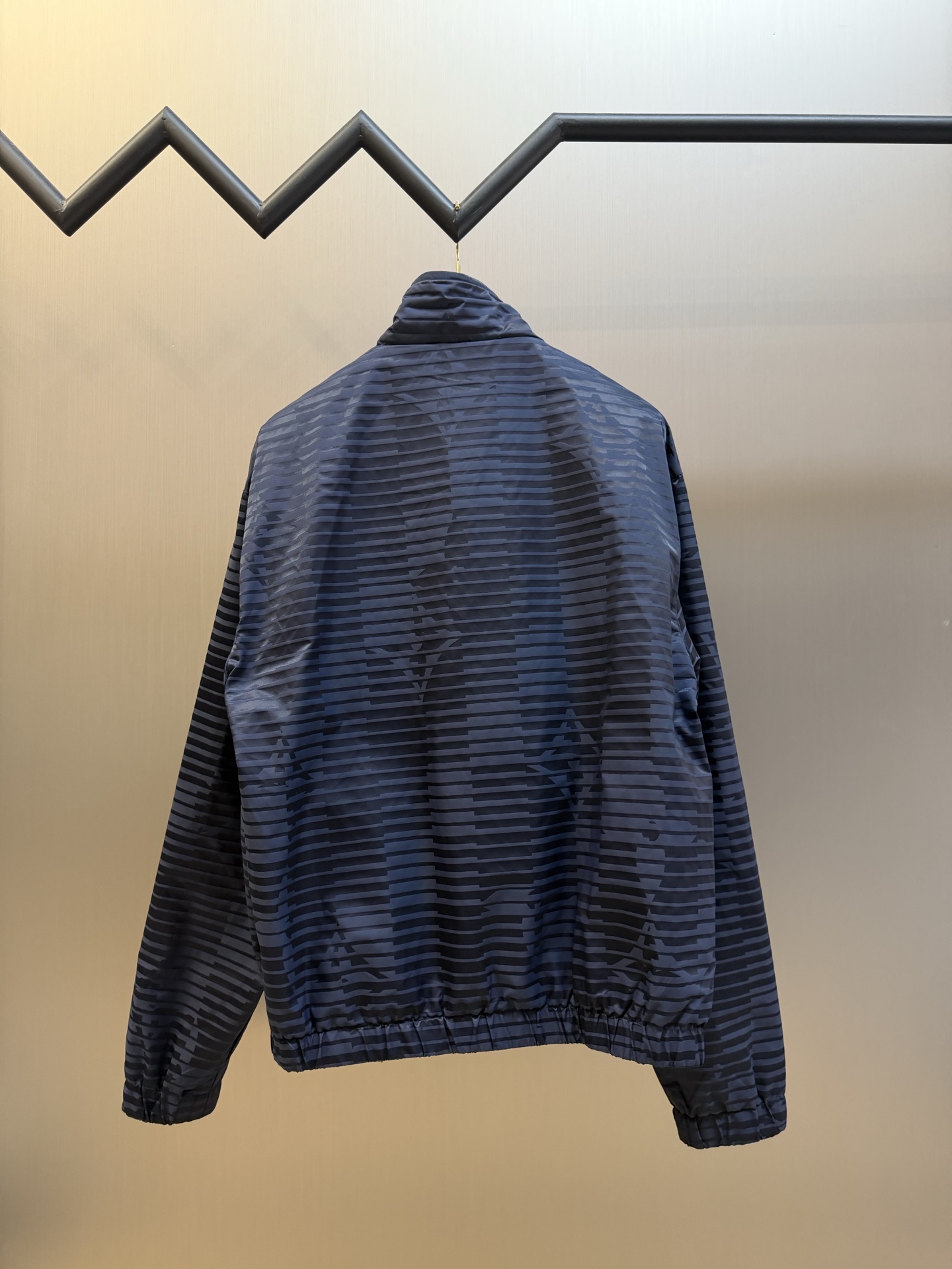 Lu jacquard textured patch jacket Customized Yao tide shadow jacquard brocade weft, deep shadow navy blue condenses the body, and the whole body is woven to trace the Dynamic Monogram dynamic pattern, matte and satin textures are interlaced, and the classic pattern is hidden by light and shadow - Image 4