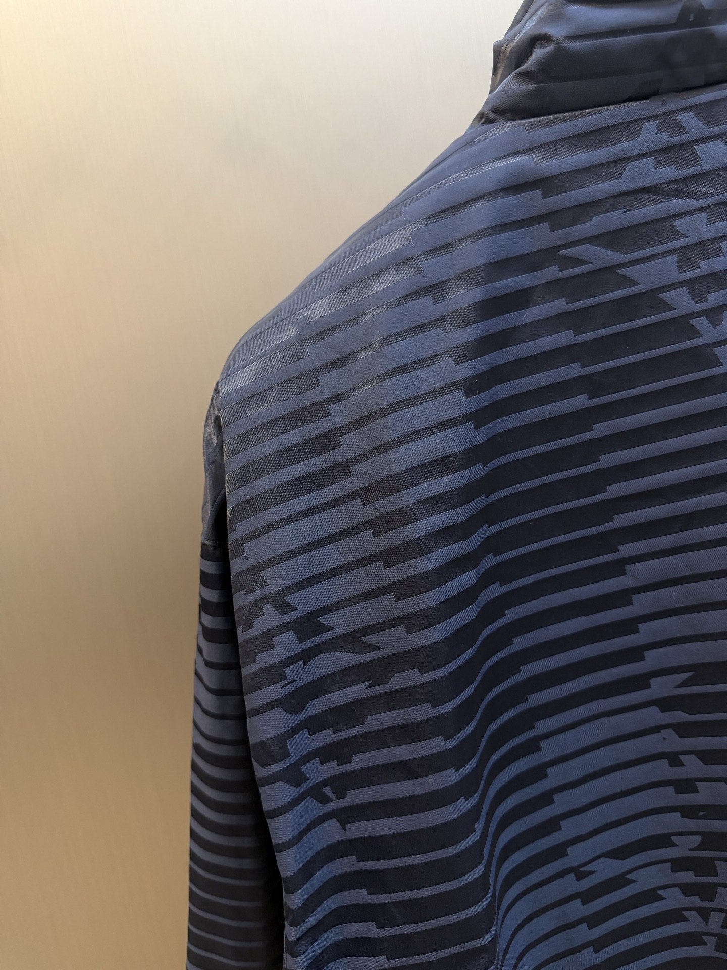 Lu jacquard textured patch jacket Customized Yao tide shadow jacquard brocade weft, deep shadow navy blue condenses the body, and the whole body is woven to trace the Dynamic Monogram dynamic pattern, matte and satin textures are interlaced, and the classic pattern is hidden by light and shadow - Image 5