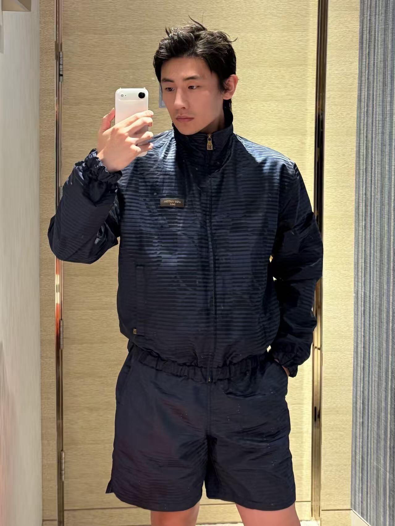 Lu jacquard textured patch jacket Customized Yao tide shadow jacquard brocade weft, deep shadow navy blue condenses the body, and the whole body is woven to trace the Dynamic Monogram dynamic pattern, matte and satin textures are interlaced, and the classic pattern is hidden by light and shadow - Image 13