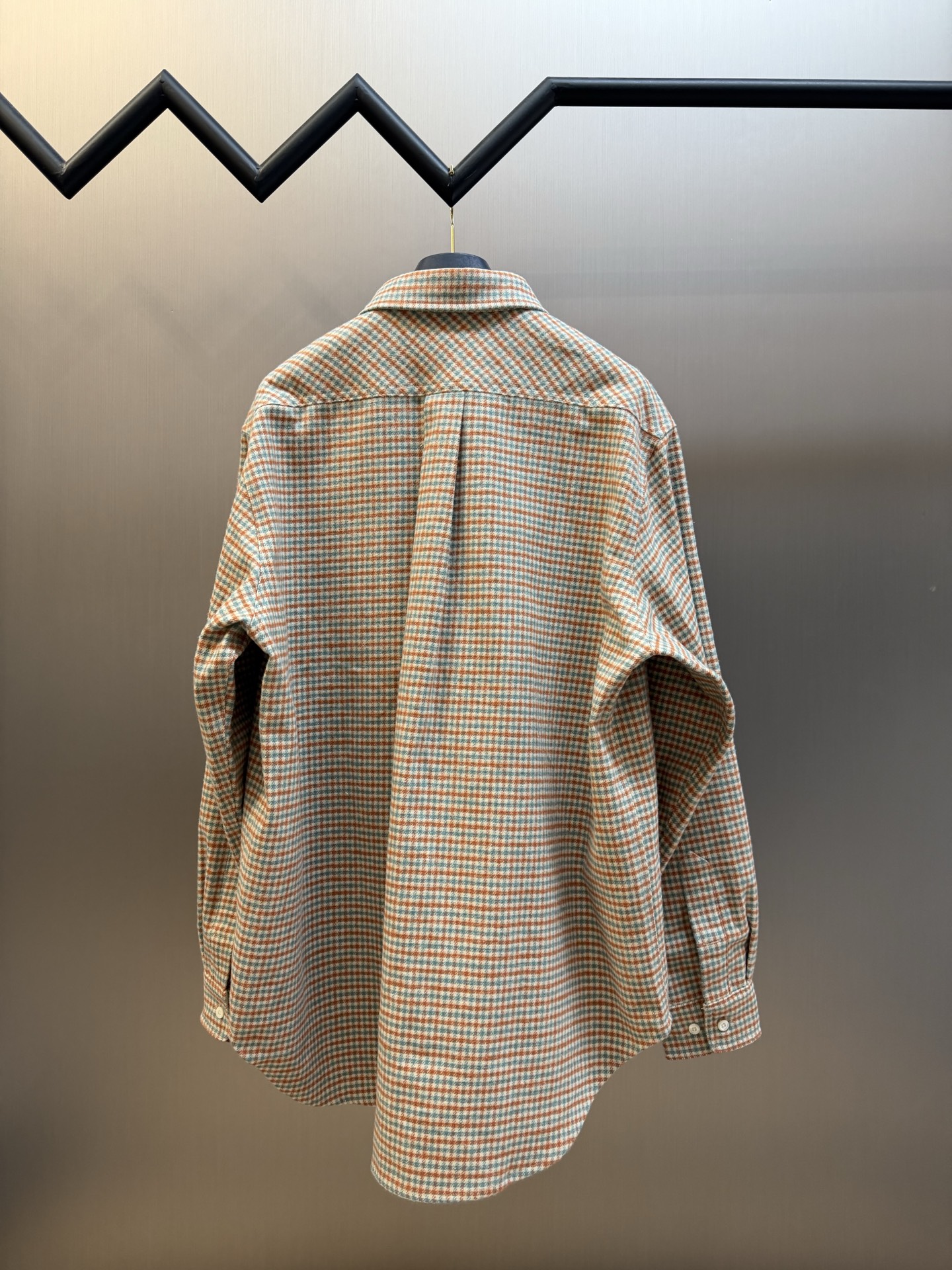 Miu logo checked shirt jacket Customized amber wool blend, woven with orange ocher and mint green warp and weft, fine yarn-dyed small plaid spreads over the body, matte fabric surface exuding Italian college retro charm, double patch pockets on the chest draping, integrating style layering and storage practicality, black embellished on the patch pockets The woven label logo is hidden in the staggered plaid texture, engraving the brand's family genes in every square inch - Image 4