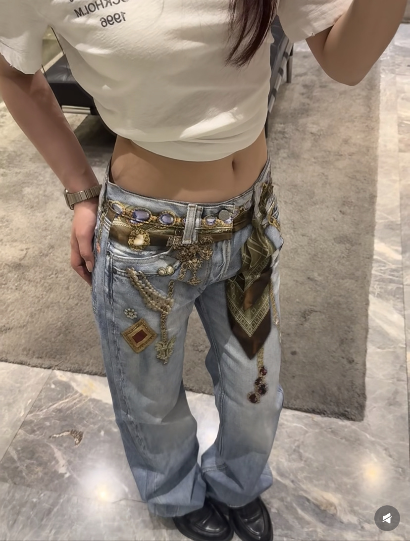 Acne Studios was silk scarf jewelry chain 3D printed jeans Fabric: Made of brushed non-elastic fabric, 3D effect printing details, laser burning positioning and cutting, the overall routing is straight and delicate, the fabric is comfortable and soft, the color is consistent and there is no color difference, it can be matched with the same style to create a fashionable look, to control various occasions, customized hardware, threads, accessories, matching, same style for men and women -Color: old blue -Size: XXS XS S M L XL - Image 17