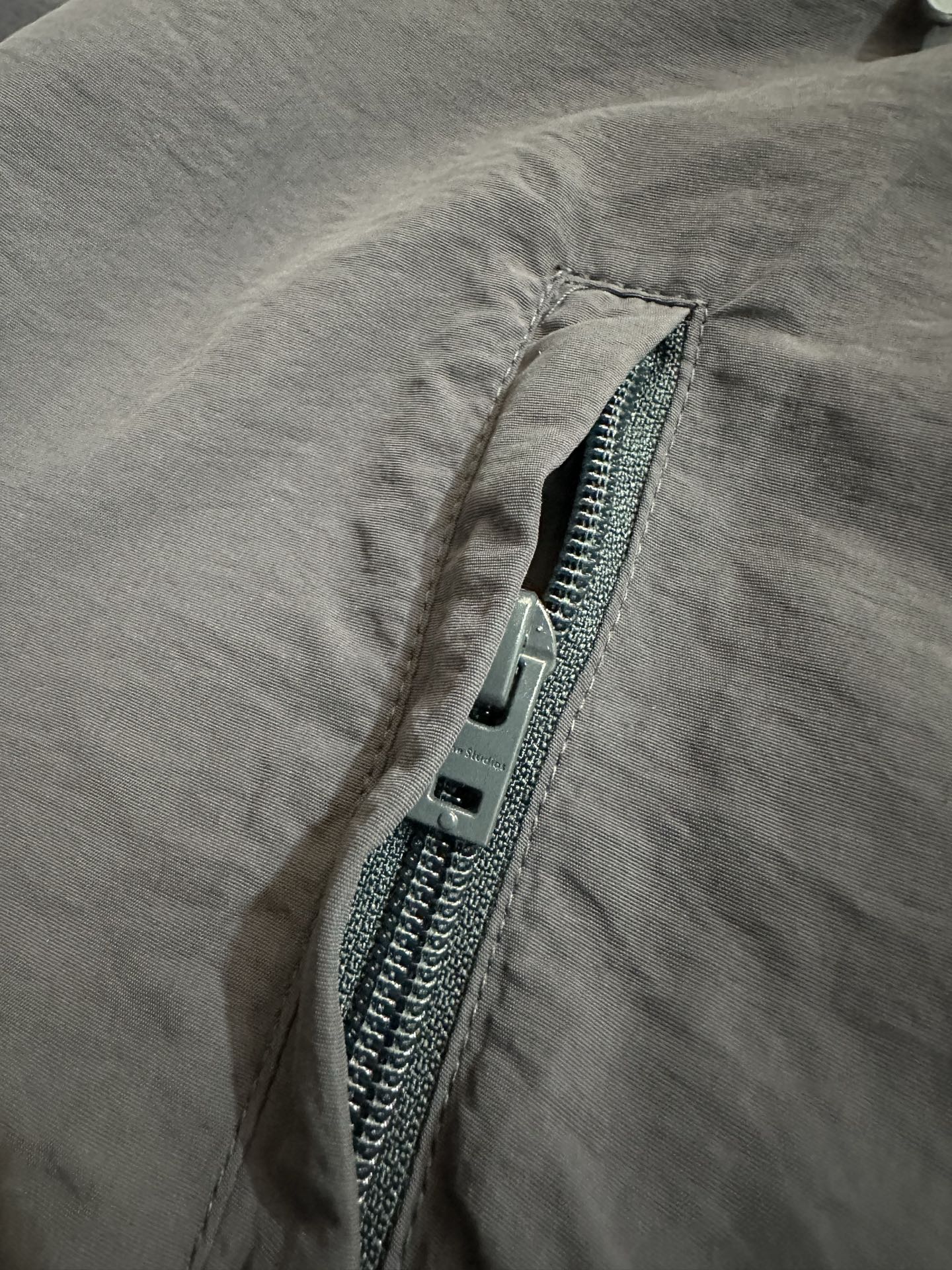 Acne Studios 26FW1996 series short stand collar nylon jacket Fabric: Lightweight nylon woven fabric with a slightly wrinkled texture, lightweight and wind-resistant 1 - Image 9