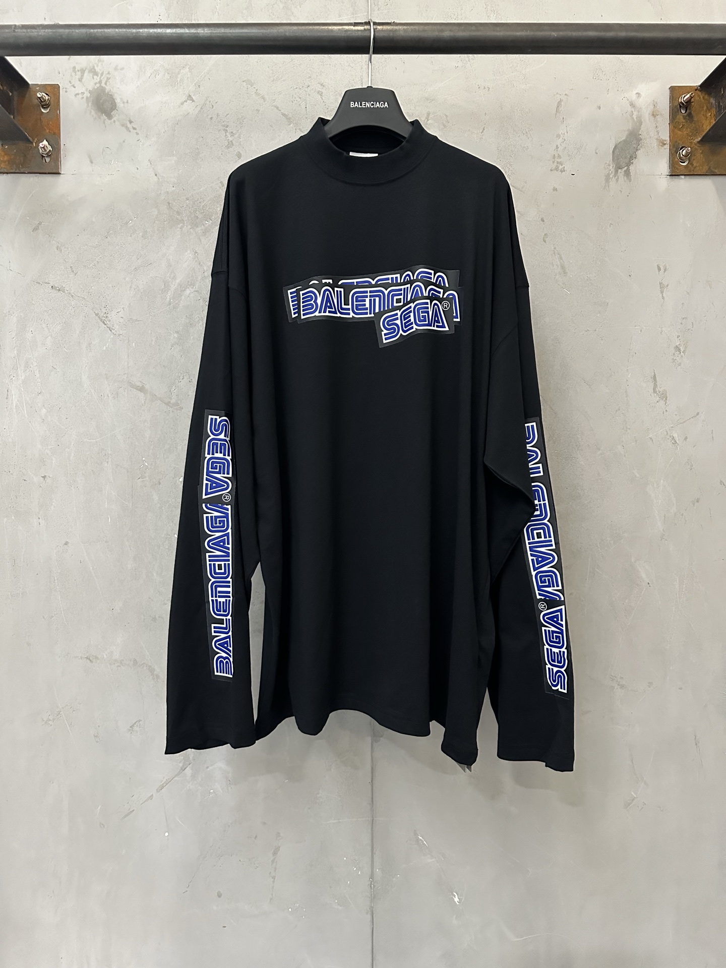Balenciaga Balenciaga 26ss SEGA Sega co-branded offset overprint logo long-sleeved T-shirt Fabric: Made of double yarn retro plain knitted fabric 320g, with 32S double yarn 1*1 thread, custom hardware, thread, accessories, plate alignment, same style for men and women -Color: black -Size: XS S M L
