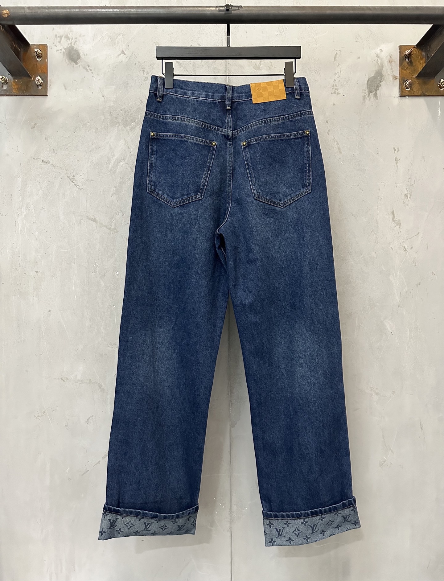 LOUIS VUITTON 26FW LV logo cuffed skateboard jeans Fabric: Made of 14 ammonia full warp fine cotton denim sweatshirt material, customized hardware, threads, accessories, plate alignment, same style for men and women -Color: blue -Size: 30 32 34 36 - Image 2