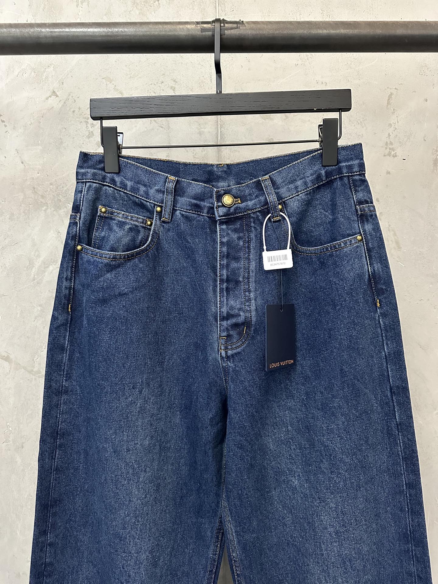 LOUIS VUITTON 26FW LV logo cuffed skateboard jeans Fabric: Made of 14 ammonia full warp fine cotton denim sweatshirt material, customized hardware, threads, accessories, plate alignment, same style for men and women -Color: blue -Size: 30 32 34 36 - Image 3