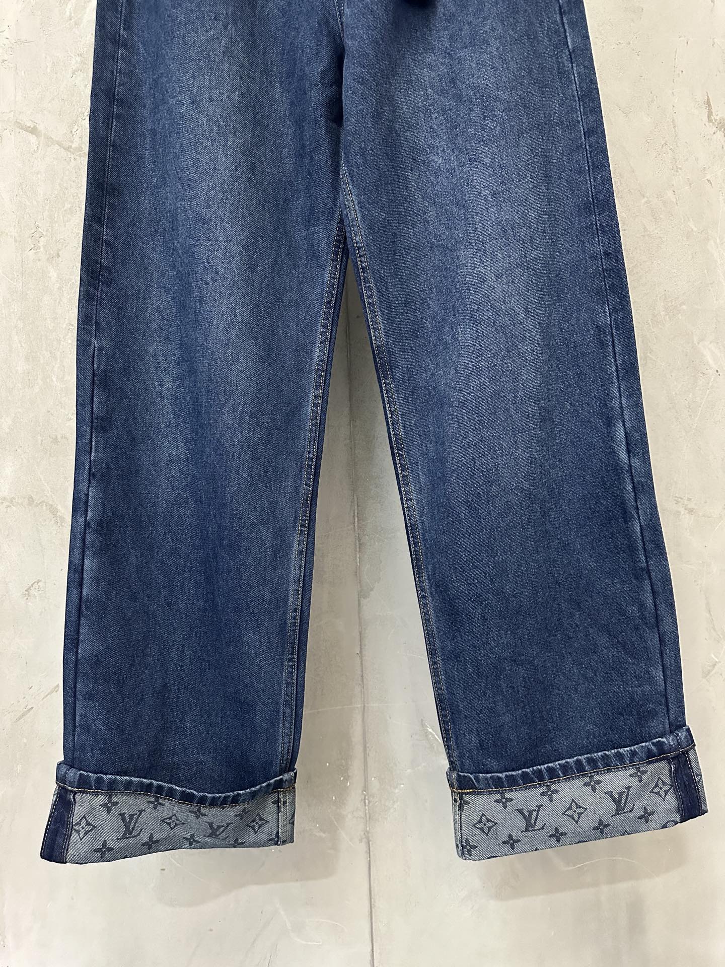 LOUIS VUITTON 26FW LV logo cuffed skateboard jeans Fabric: Made of 14 ammonia full warp fine cotton denim sweatshirt material, customized hardware, threads, accessories, plate alignment, same style for men and women -Color: blue -Size: 30 32 34 36 - Image 4