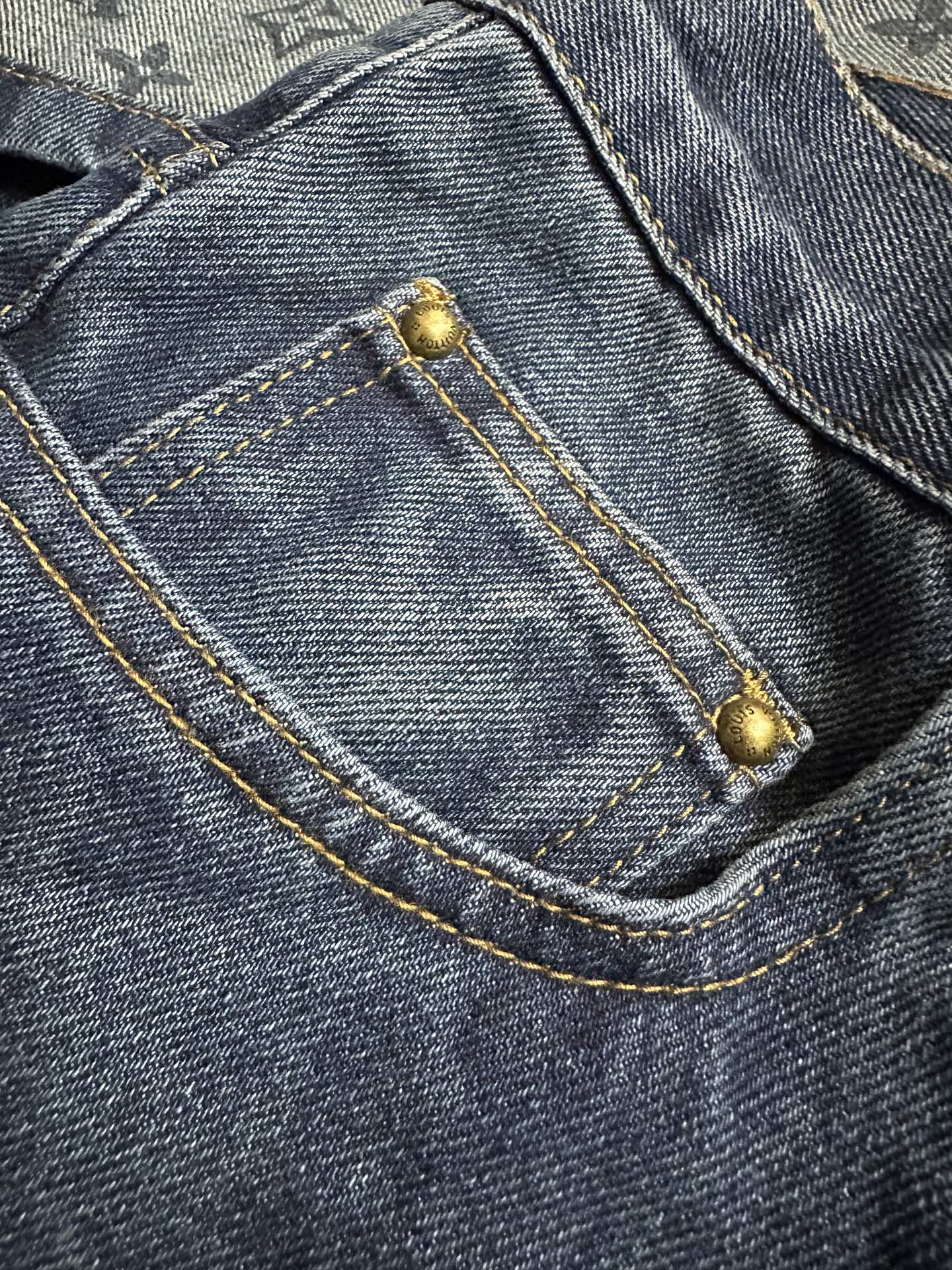 LOUIS VUITTON 26FW LV logo cuffed skateboard jeans Fabric: Made of 14 ammonia full warp fine cotton denim sweatshirt material, customized hardware, threads, accessories, plate alignment, same style for men and women -Color: blue -Size: 30 32 34 36 - Image 7